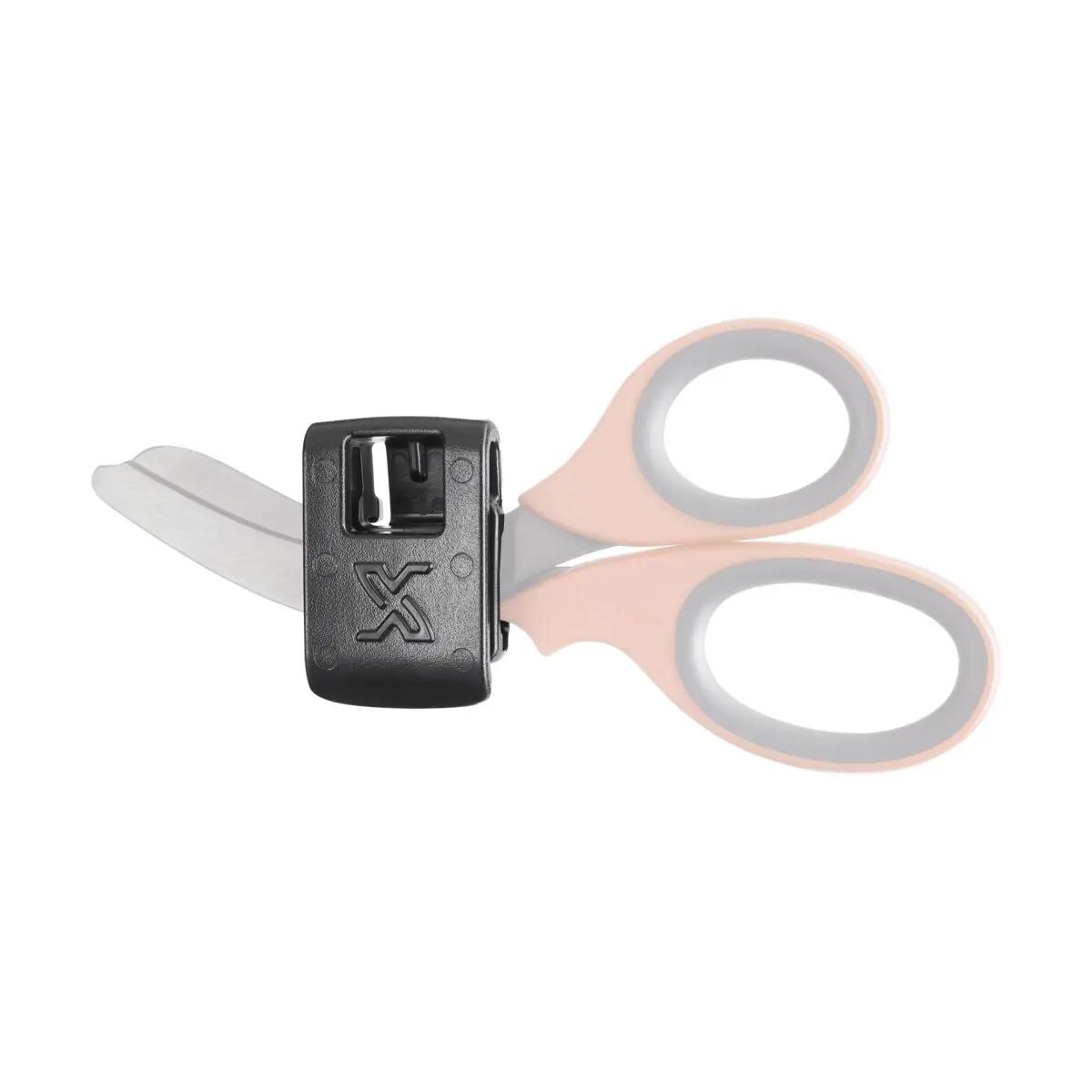 XSHEAR® Micro Holster/Halter in Schwarz mit geöffneten Scheren, ultraleichtem Gehäuse und anpassungsfähigem X-Logo-Halter aus Kunststoff.