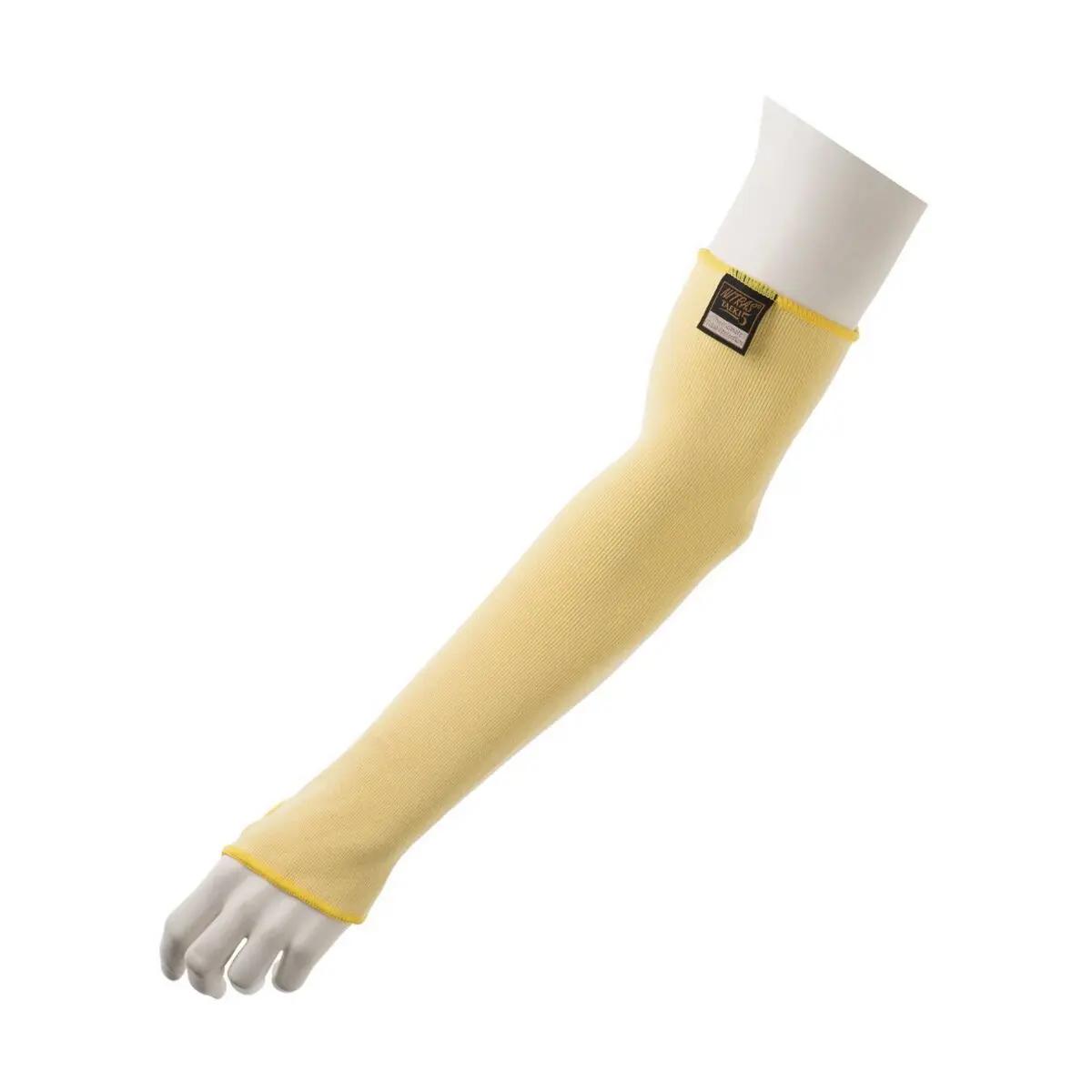 Ein TAEKI Schnittschutz-Armschoner CUT E in Gelb zeigt ein gestricktes, 45 cm langes Material mit Daumenloch an einem weißen Mannequin-Arm.