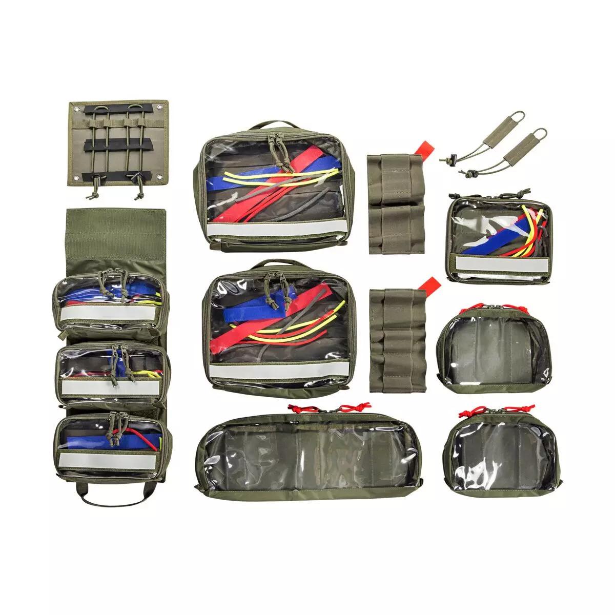 Neun verschiedene TT Modular Medic Insert 30 VL Elemente, darunter farbige Zubehörtaschen mit Klettstreifen und elastischen Schlaufen, ordentlich arrangiert.