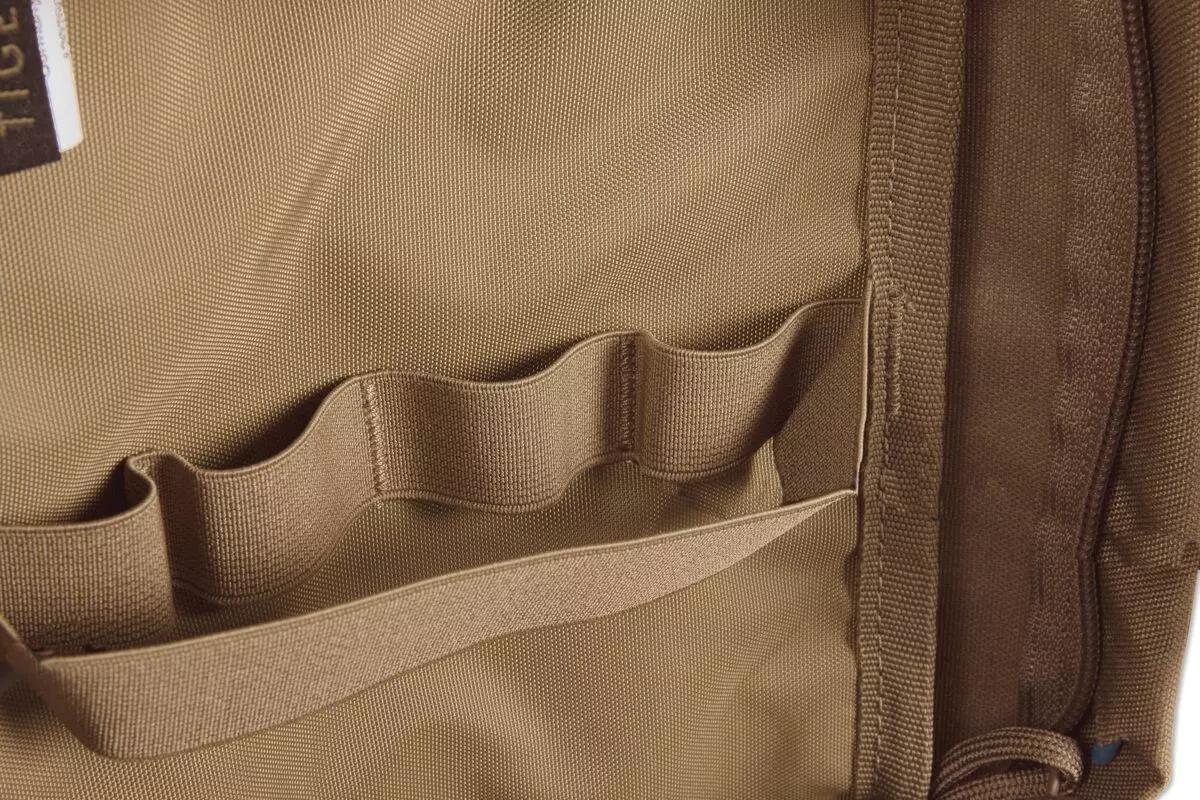 Detailansicht der TT Tac Pouch 7 - Coyote zeigt eine tanfarbene Tasche mit mehreren Taschen, Riemen und elastischem Band an der Seite.
