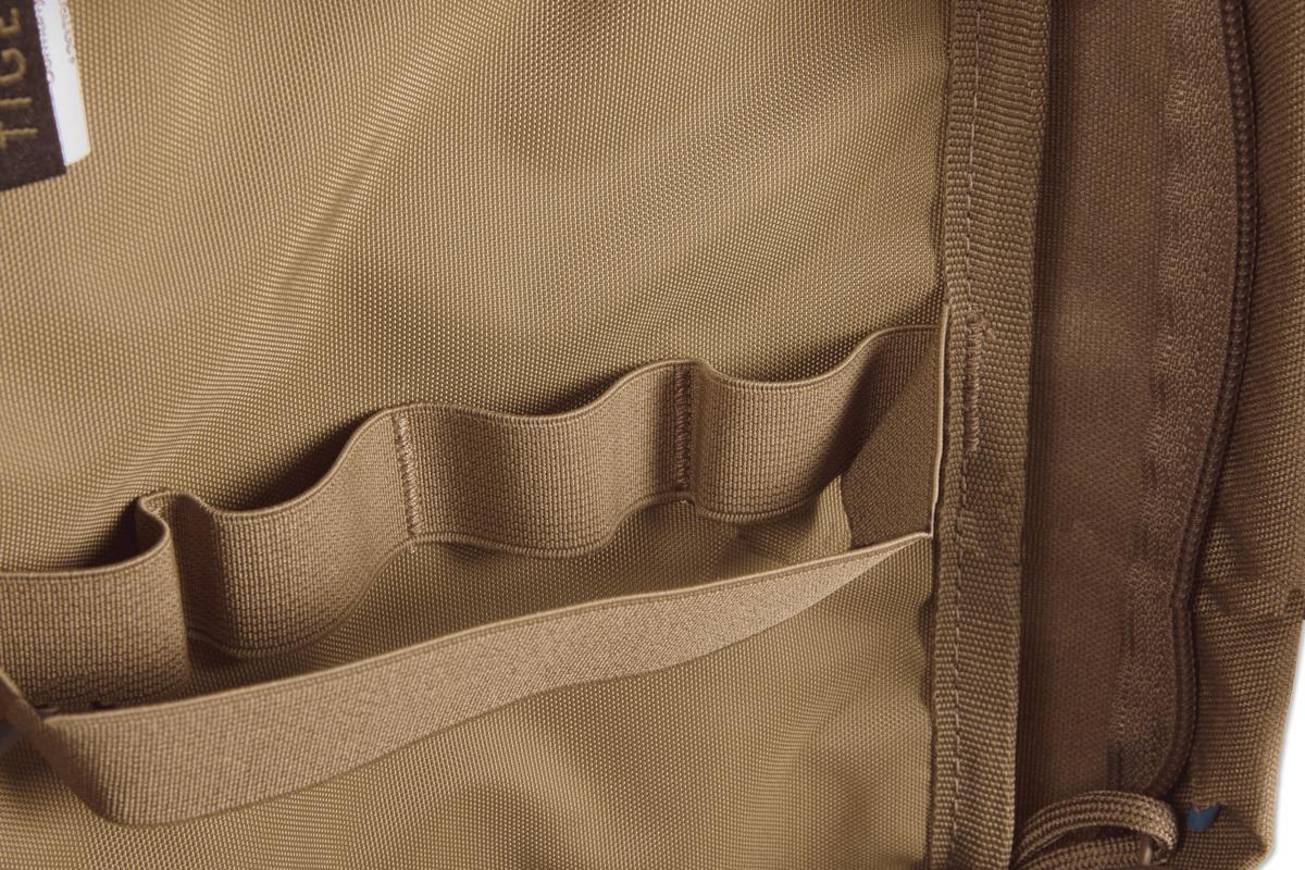 Detailansicht der TT Tac Pouch 7 - Coyote zeigt eine tanfarbene Tasche mit mehreren Taschen, Riemen und elastischem Band an der Seite.