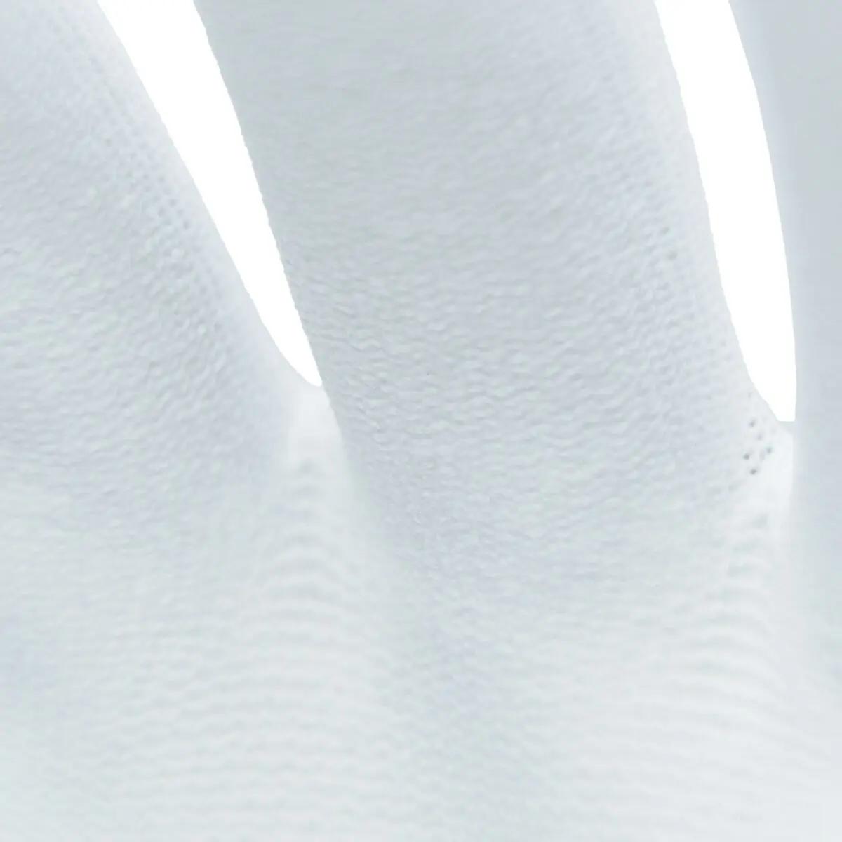 Nahaufnahme eines weißen Feinstrickhandschuhs WERO Allrounder, leicht flexibel mit PU-Beschichtung und fein texturierter Oberfläche am Handflächenbereich.