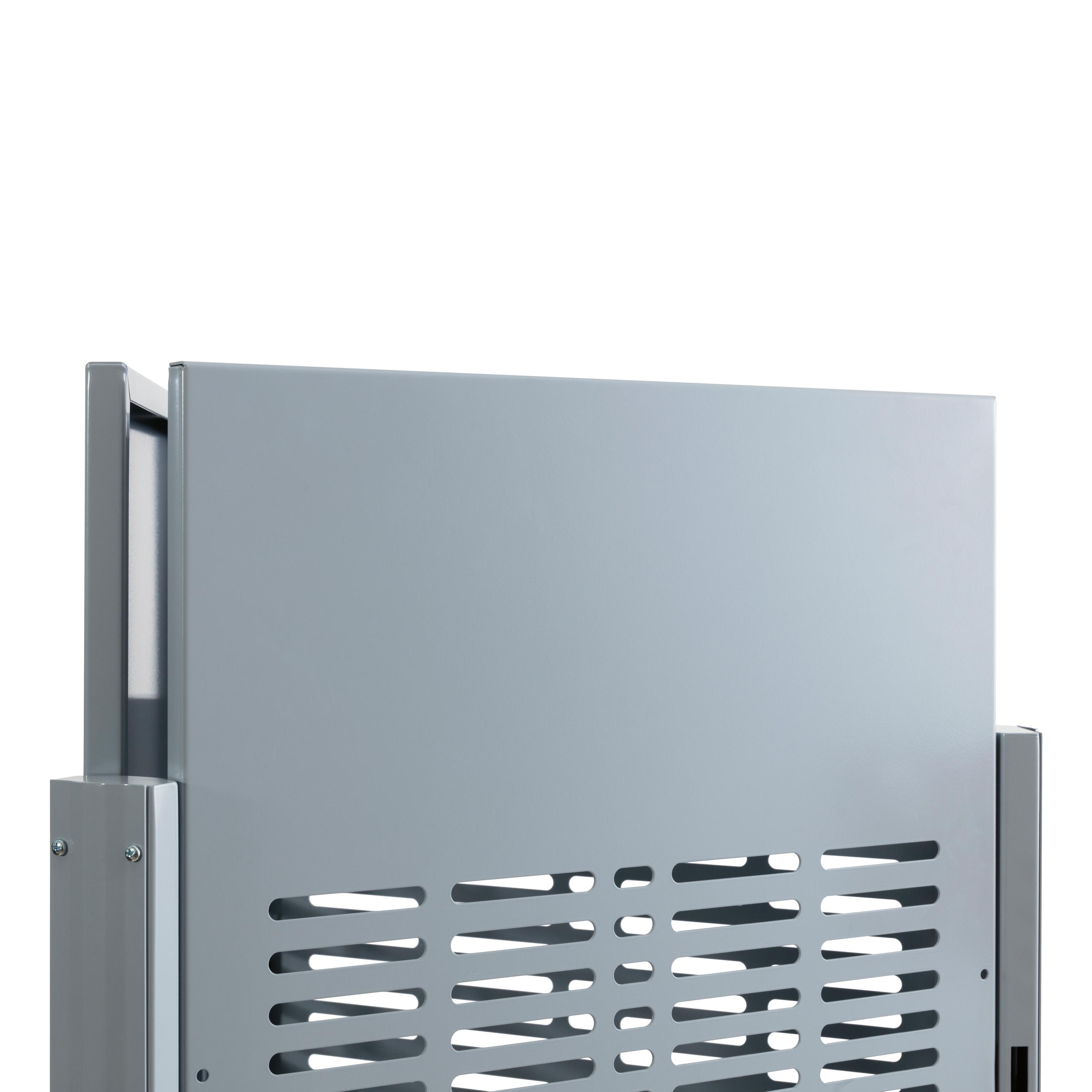 Graue Notfallstation mit grünem Kreuz und orangefarbenem Erste-Hilfe-Kasten zur Bereitstellung medizinischer Hilfe.