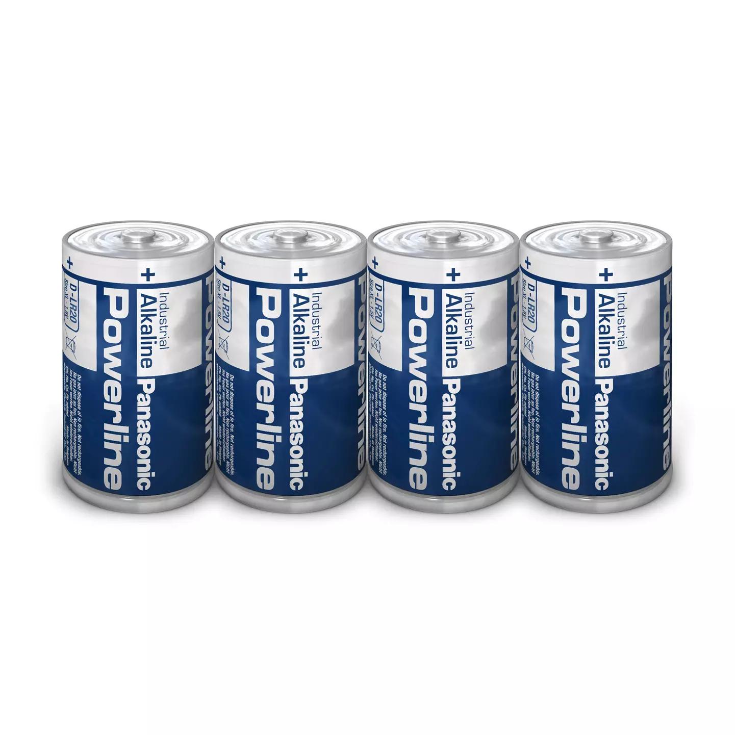 Vier Panasonic Industrial LR20 Batterien im 4er-Pack liegen nebeneinander, mit blauen und silbernen Gehäusen und sichtbaren Markierungen.