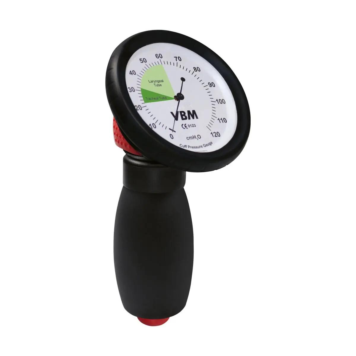Das Cuffdruckmessgerät Universal VBM zeigt eine schwarze Druckanzeige mit weißer Skala, rotem Hebel und deutlichen Markierungen für Laryngeal- und Trachealtuben.