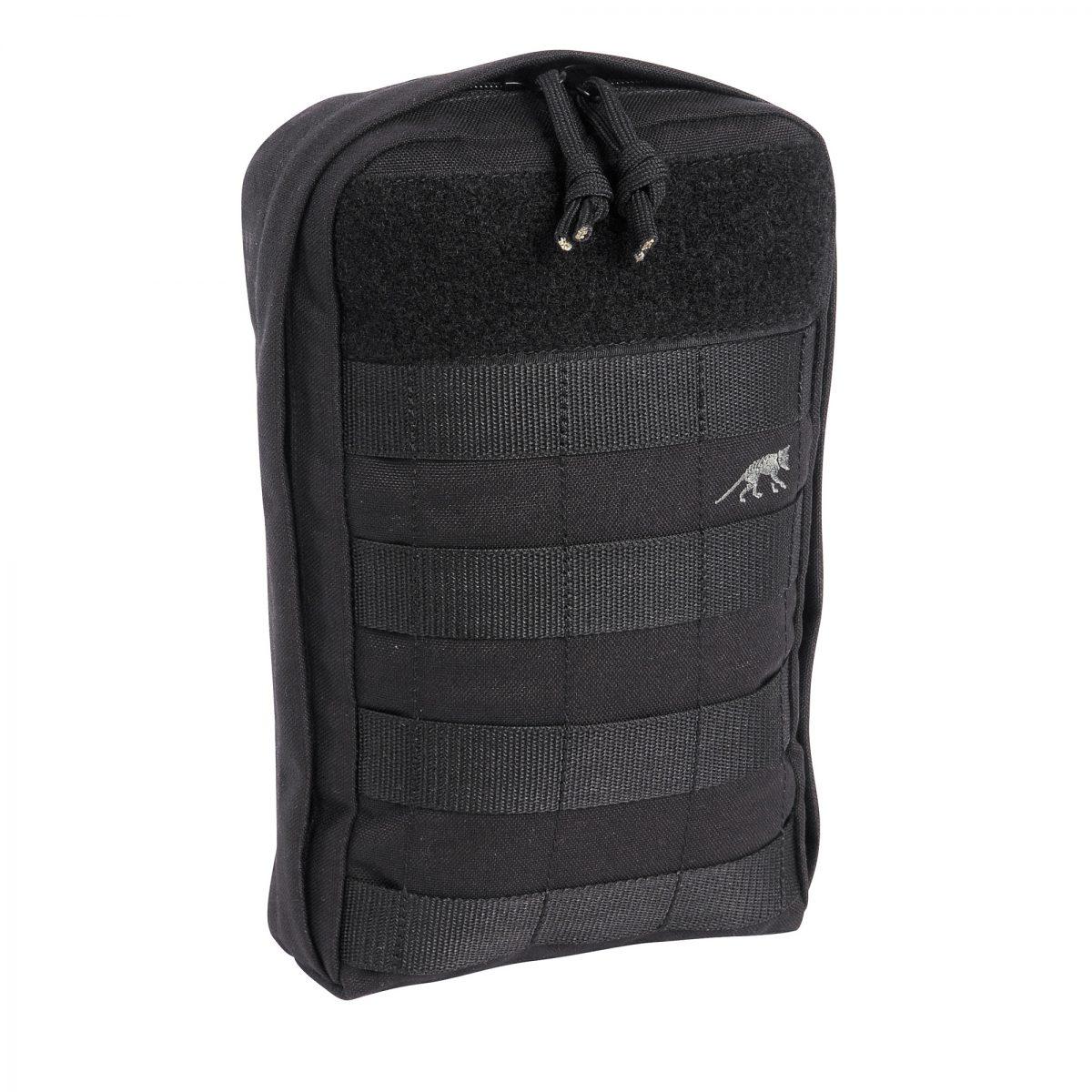 Schwarze TT Tac Pouch 7 mit Frontklappe, horizontalen Gurten, silbernem Hunde-Logo und gepolsterten Kanten für vielseitige Aufbewahrung.