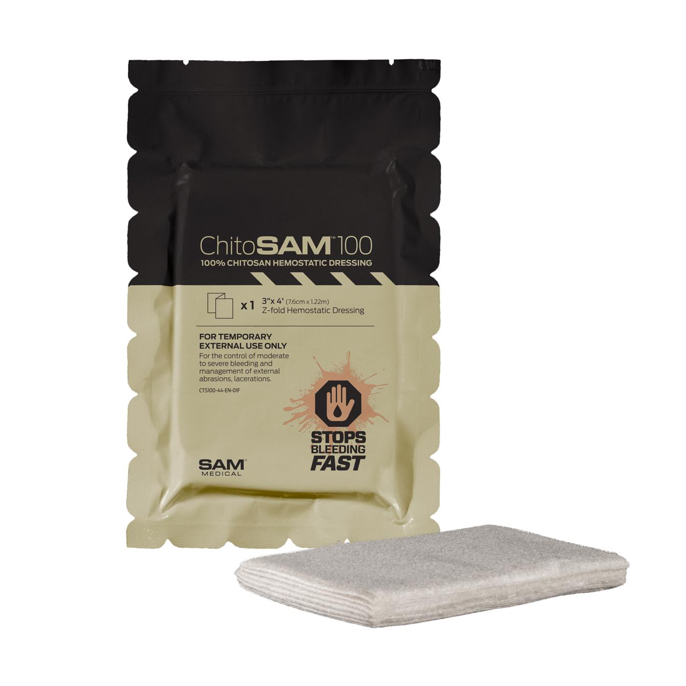 ChitoSAM® 100 - Gauze, 122 cm, antiseptische Verbandrolle aus 100% Chitosan, wirkt blutstillend mit hoher Absorptionskapazität, einzeln gefaltet neben Verpackung.