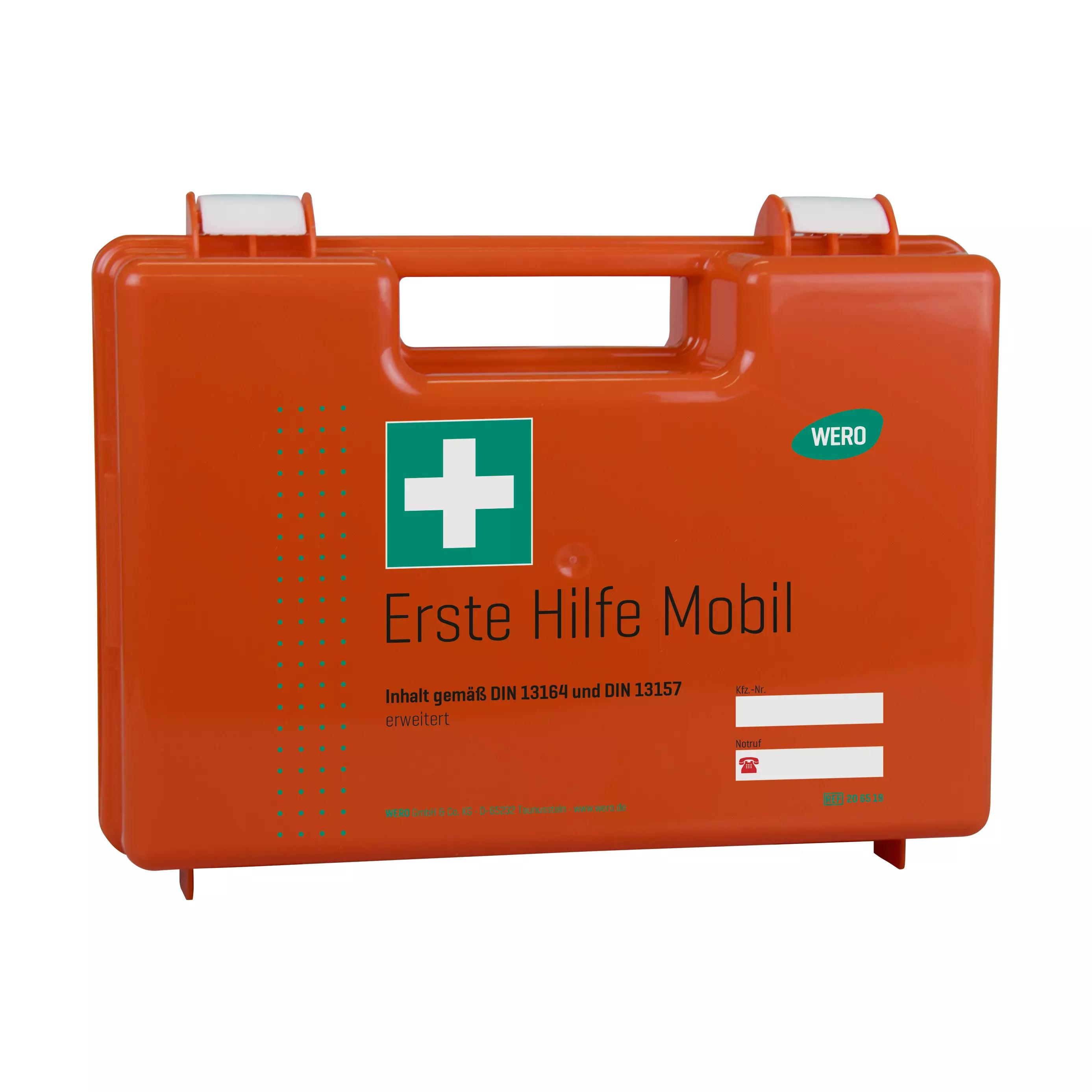 Der WERO Erste Hilfe Mobil - DIN 13164 und DIN 13157 ist ein oranger Kunststoffkoffer mit Griff, Rollen, grünem Kreuz und "Erste Hilfe Mobil" Beschriftung.