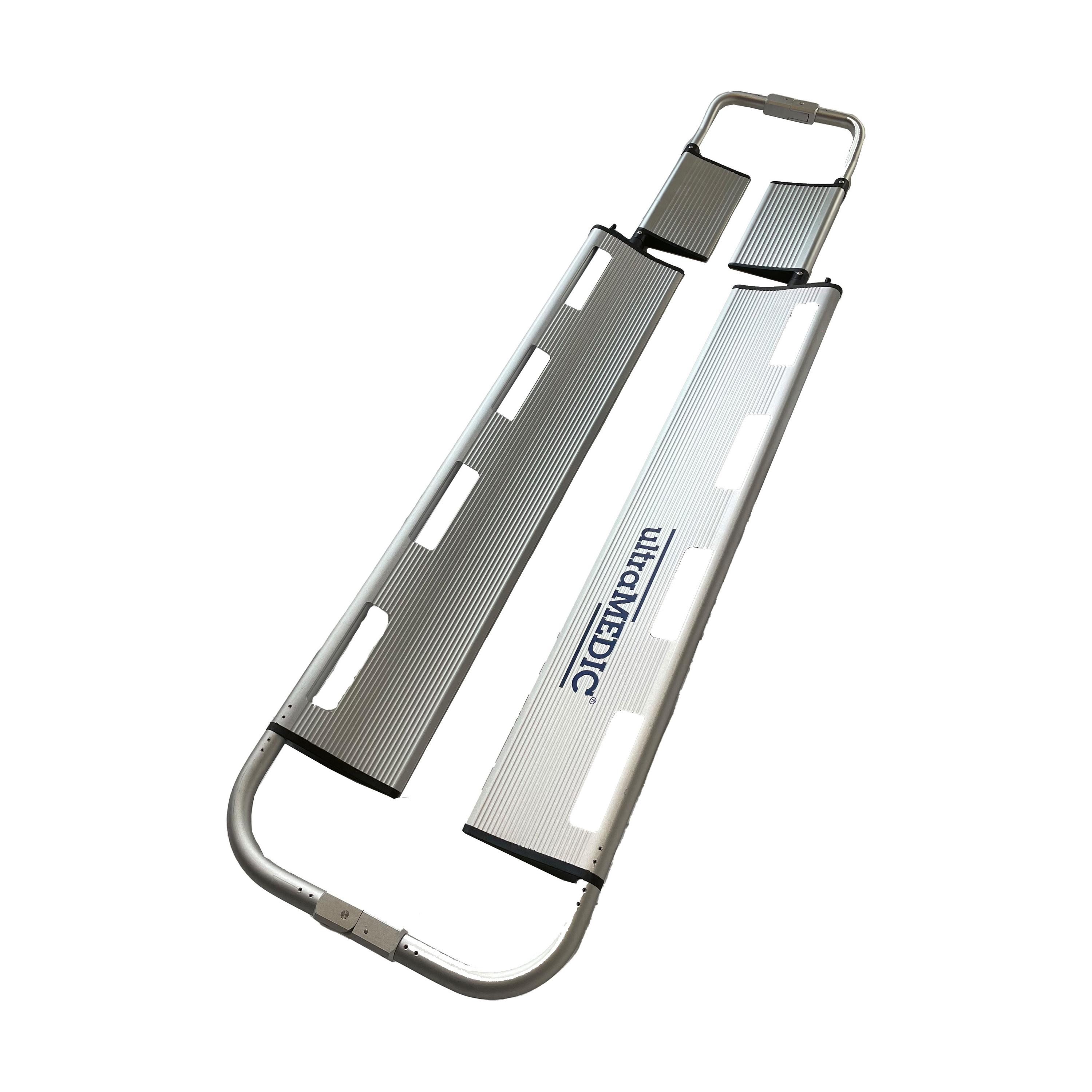 Zwei silberne Schaufeltrage gemäß EN 1865 Streben aus Aluminium, klappbar und robust, liegen verschränkt nebeneinander.