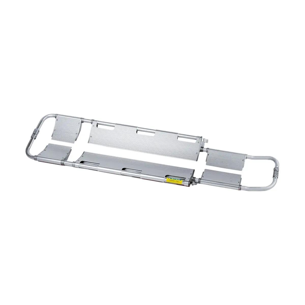 Zwei silberne Schaufeltrage gemäß EN 1865 Streben aus Aluminium, klappbar und robust, liegen verschränkt nebeneinander.