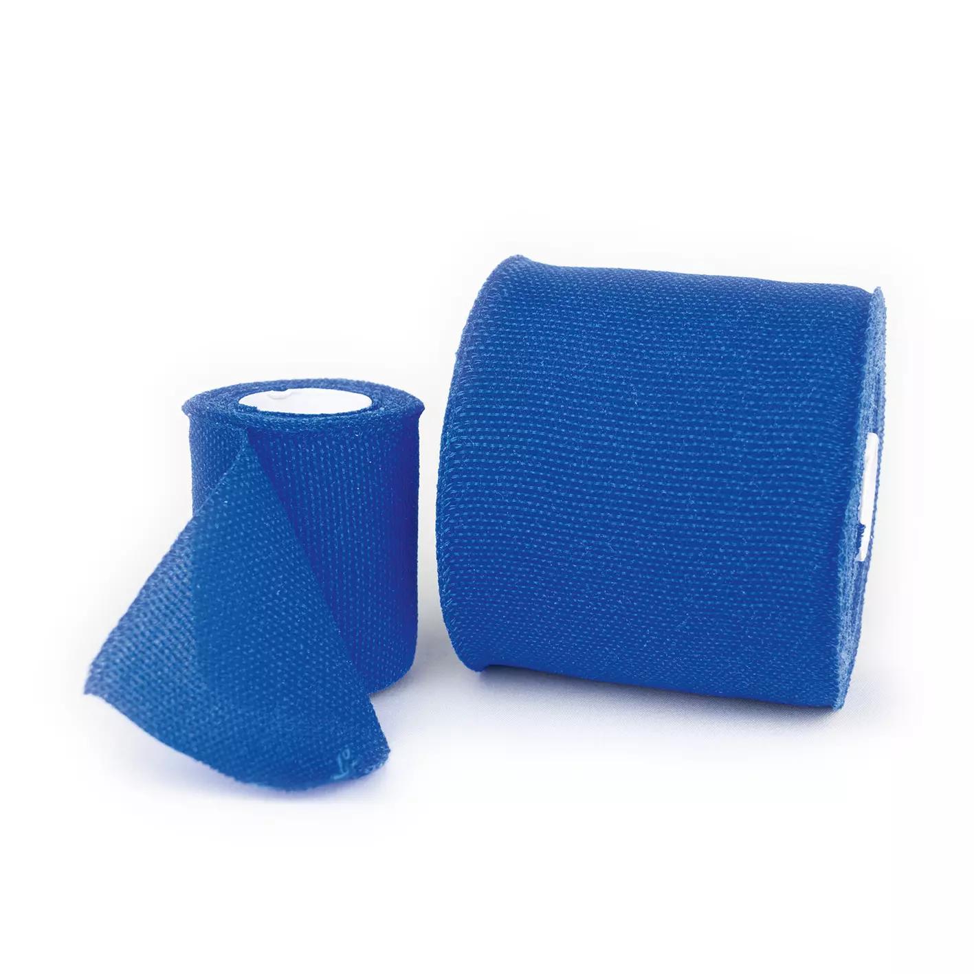 Zwei Rollen Selbsthaftende (kohäsive) Fixierbinde, blau – 6 cm, mit strukturierter, elastischer Oberfläche, eine abgerollt, eine aufgewickelt.