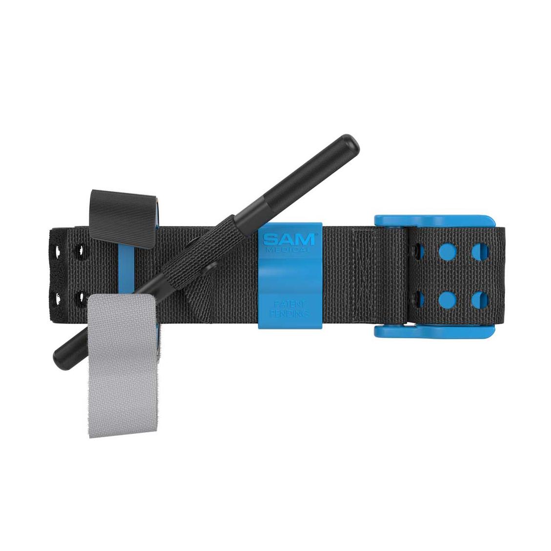 Extremity Tourniquet SAM® XT - Blau mit leichtem Gewebeband, haltbarem Nylonpolymer, markanter blauer Schnalle und schwarzem Griff in Komplettansicht.