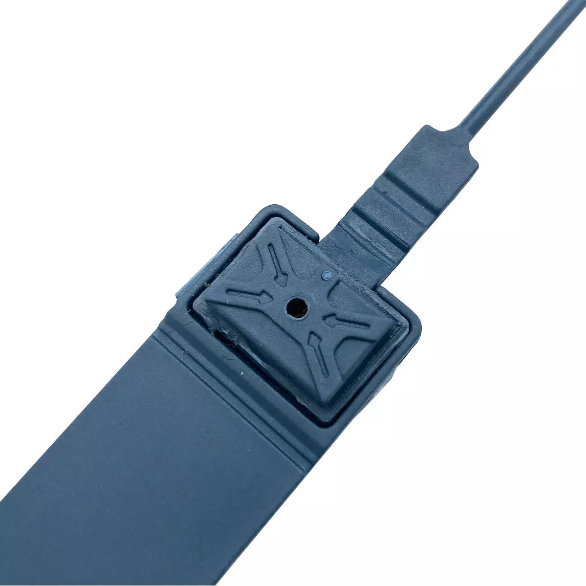 Dunkelblaue Detektierbare Durchziehplomben mit X-förmigem Kunststoffkern, zentralem Loch und geriffeltem Ende gegen weißen Hintergrund.