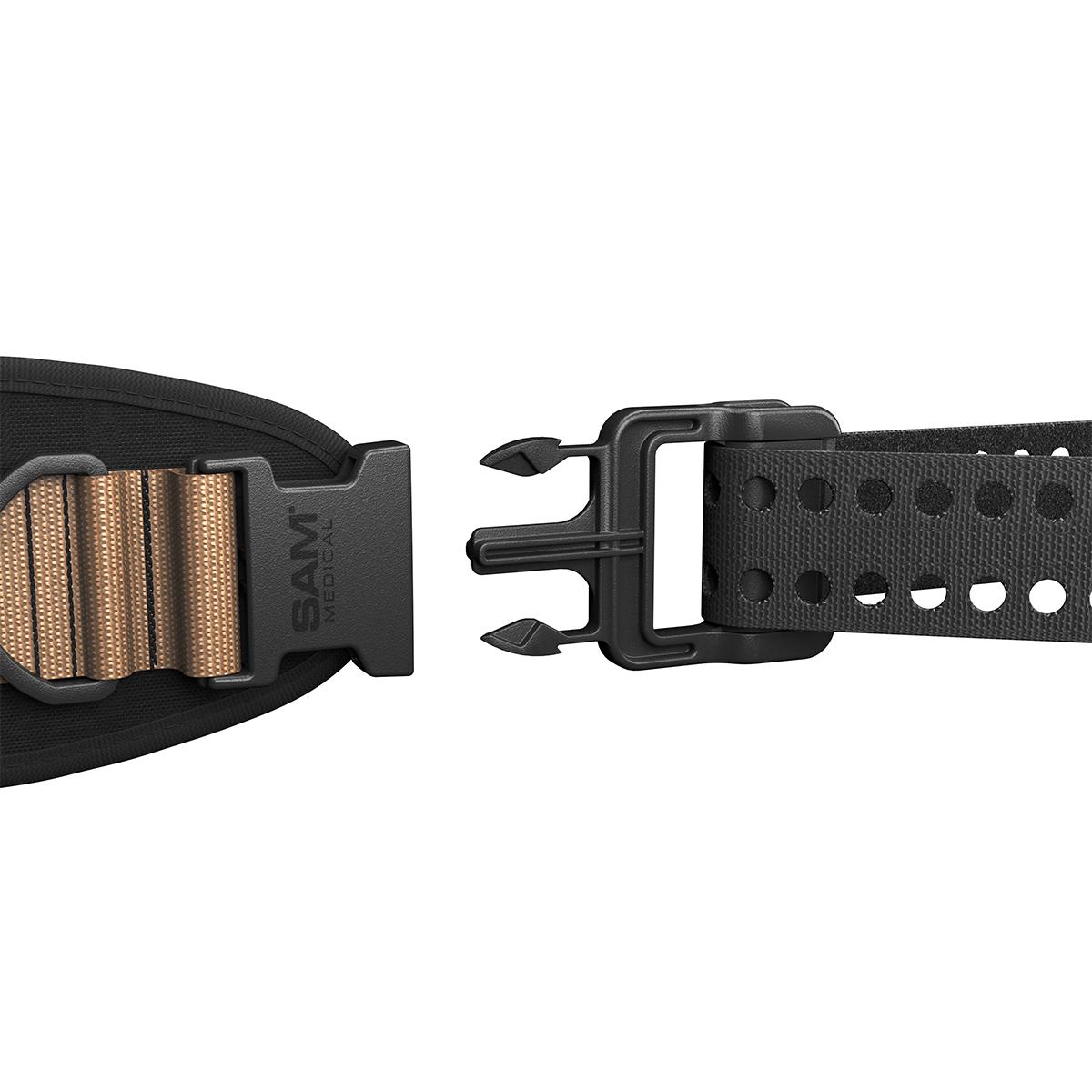 Verstellbarer Riemen des SAM® Junctional Tourniquet mit schwarzer Schnalle, tan/goldenem Cordstoff und Lochmuster, Schnalle wird befestigt.