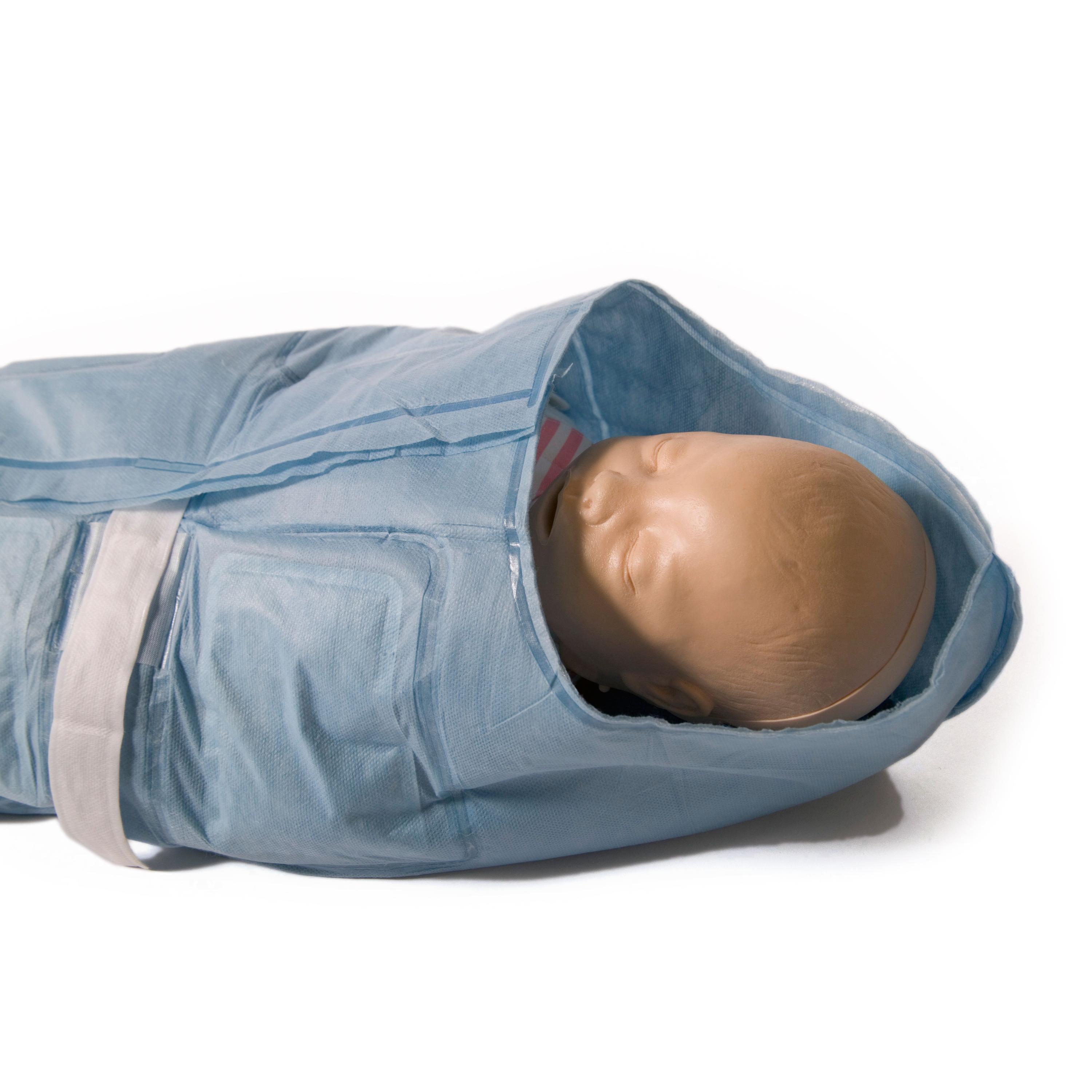 Ein Ready-Heat™ Kokon für Neugeborene / Säuglinge mit Kapuze und sechs wärmenden Paneelen umschließt ein ruhendes Trainings-Babymodell.