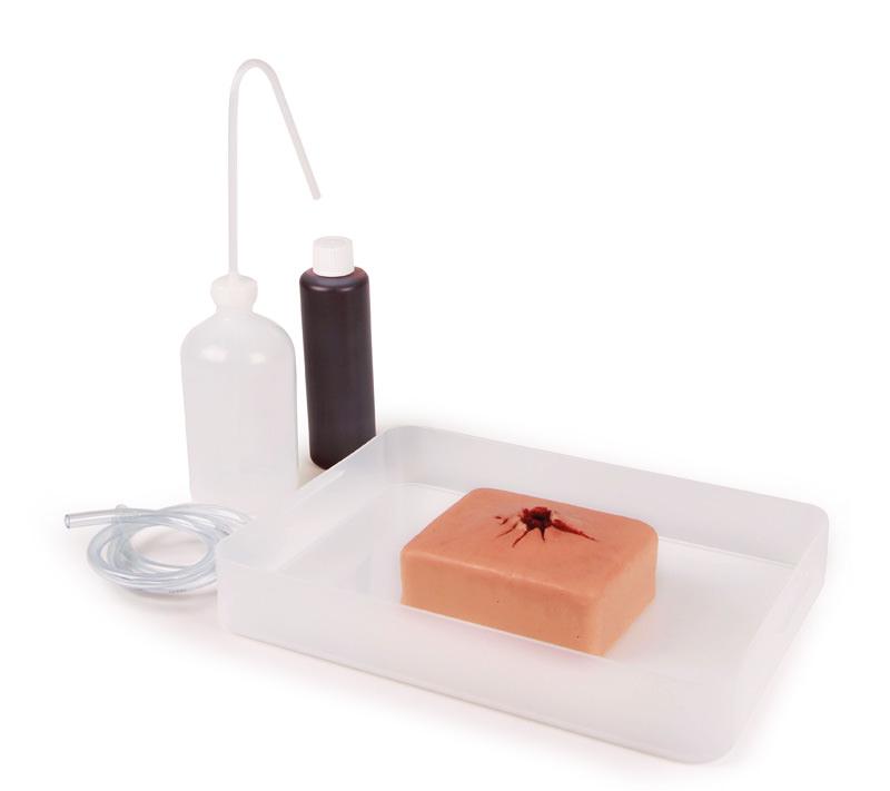 Der Erler-Zimmer Wound Packing Trainer zeigt eine große simulierte Schusswunde mit Kunstblut in einem Kunststofftray und angeschlossener Blutungsflasche.