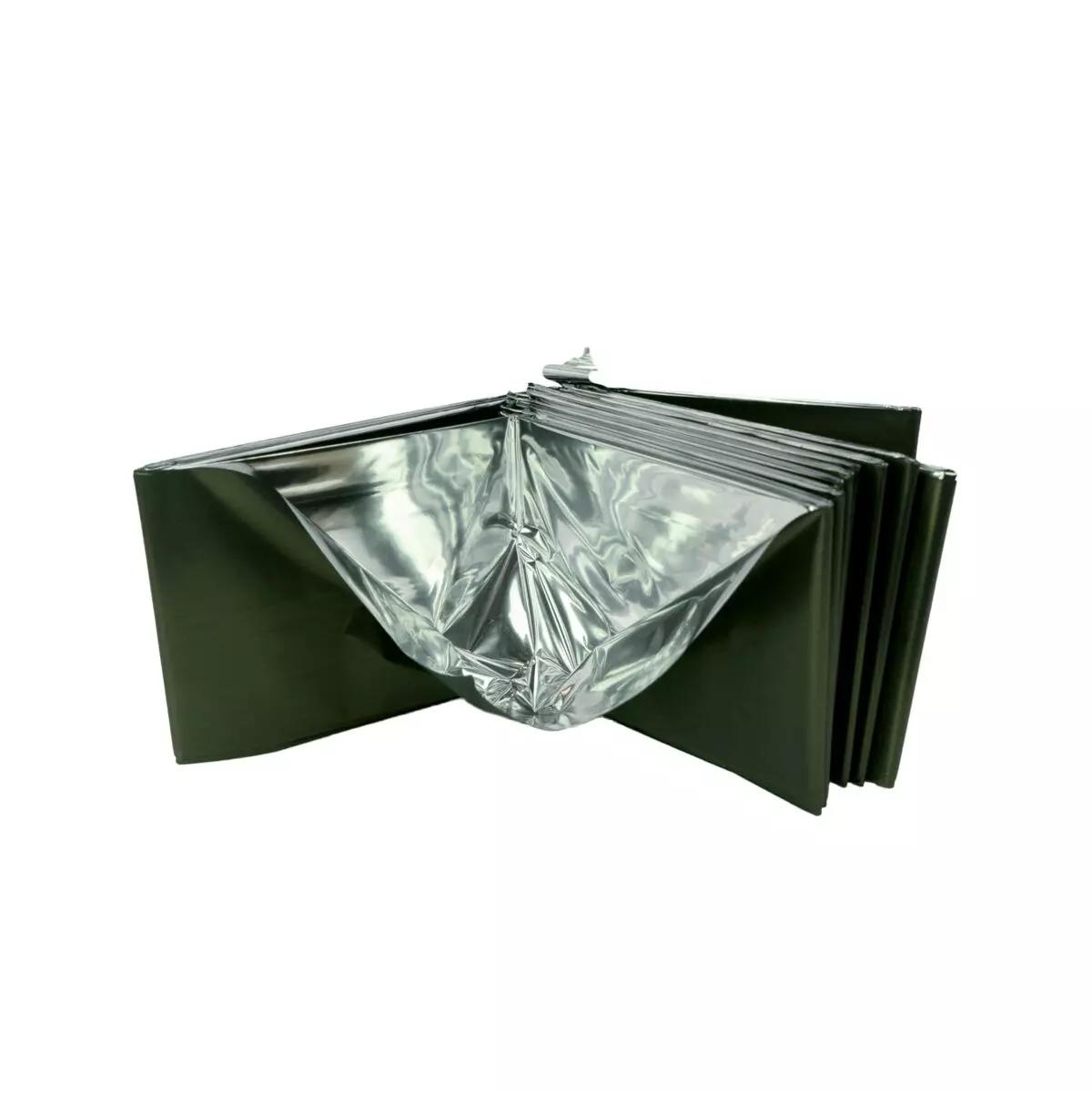 Eine geöffnete WERO MED-X® Rettungsdecke aus flexiblem Material in grün mit silberner Innenseite, X-förmig gefaltet und dünn.