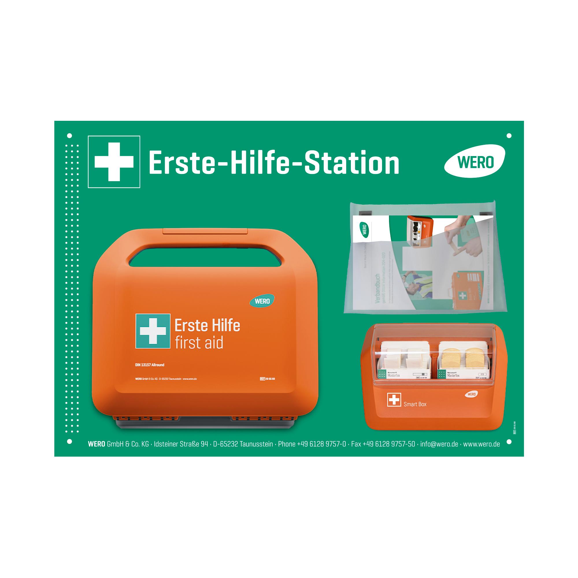 Ein orangefarbener WERO Erste-Hilfe-Station - gefüllt Koffer mit Griff, transparentem Beutel und Smart Box® Sofortpflasterspender liegt vorne.