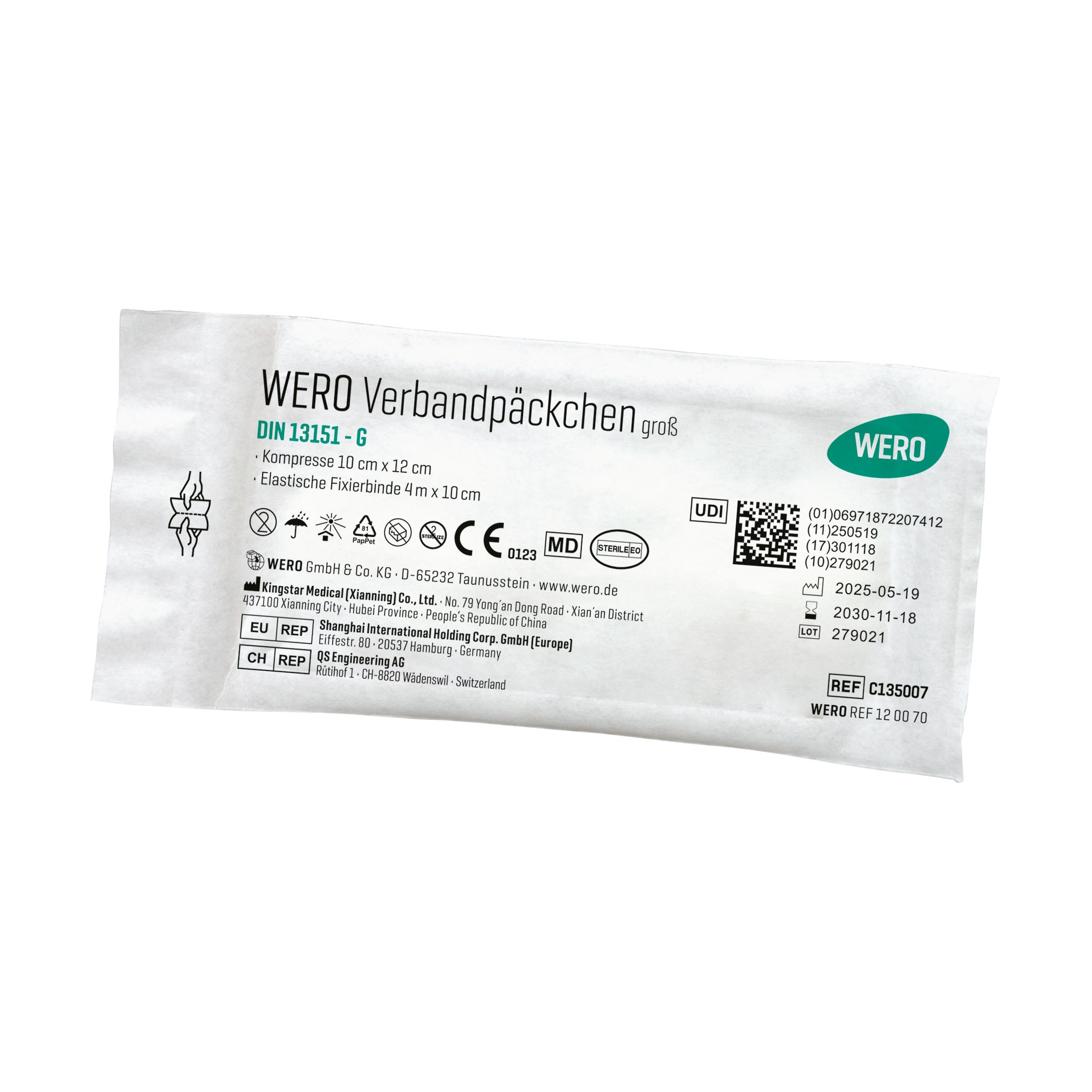 Weiße, leicht geneigte Verpackung des WERO Verbandpäckchen DIN 13151 G, steril, mit grünem Etikett, Zertifizierung und Produkthinweisen.
