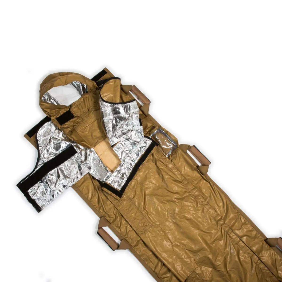 APLS Thermal Guard L1 Mylar, eine zusammengefaltete Einmal-Trage aus golden-braunem Material mit Griffen, Fenster und silberner Oberfläche.