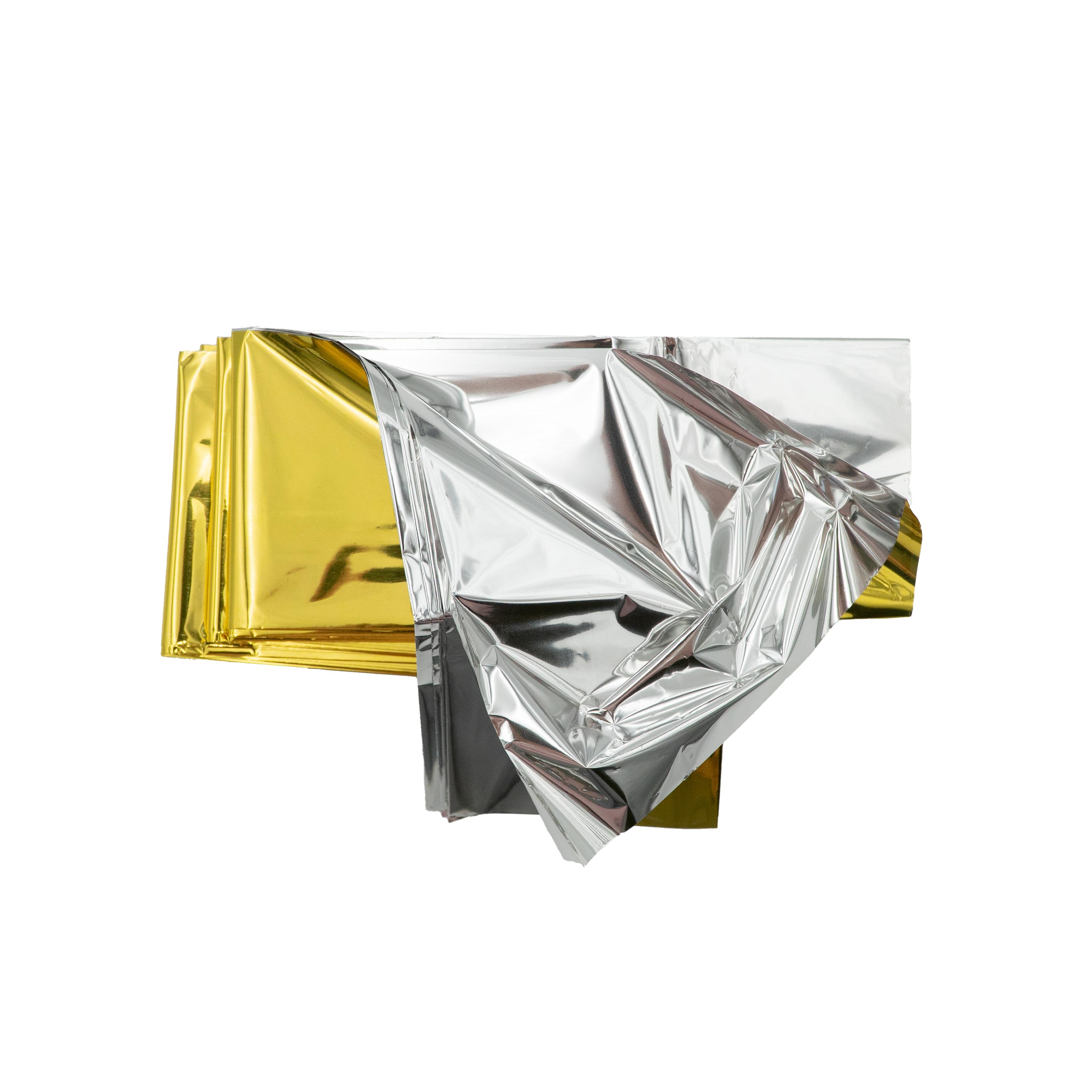 Zwei kompakt gefaltete WERO Rettungsdecke Pakete aus glänzender, goldener und silberner beidseitig beschichteter Folie.
