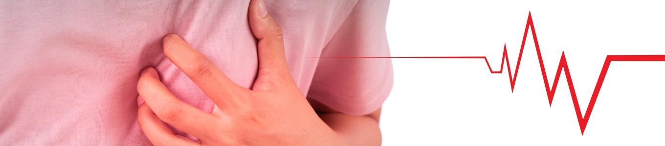 Eine linke Hand liegt entspannt auf einer Brust in einem rosa Shirt, daneben verläuft eine rote Linie als Herzschlag-Kurve auf weißem Grund.