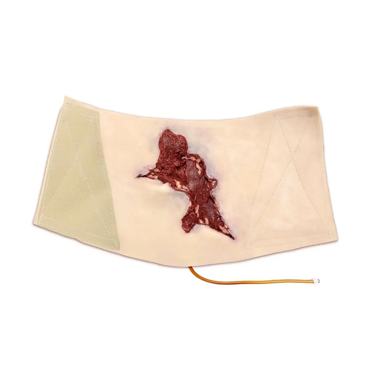 Techline Moulage Offene Wadenverletzung zeigt eine realistische, blutende Schnittwunde mit sichtbarem Fett und Muskeln sowie integriertem Blutschlauch.