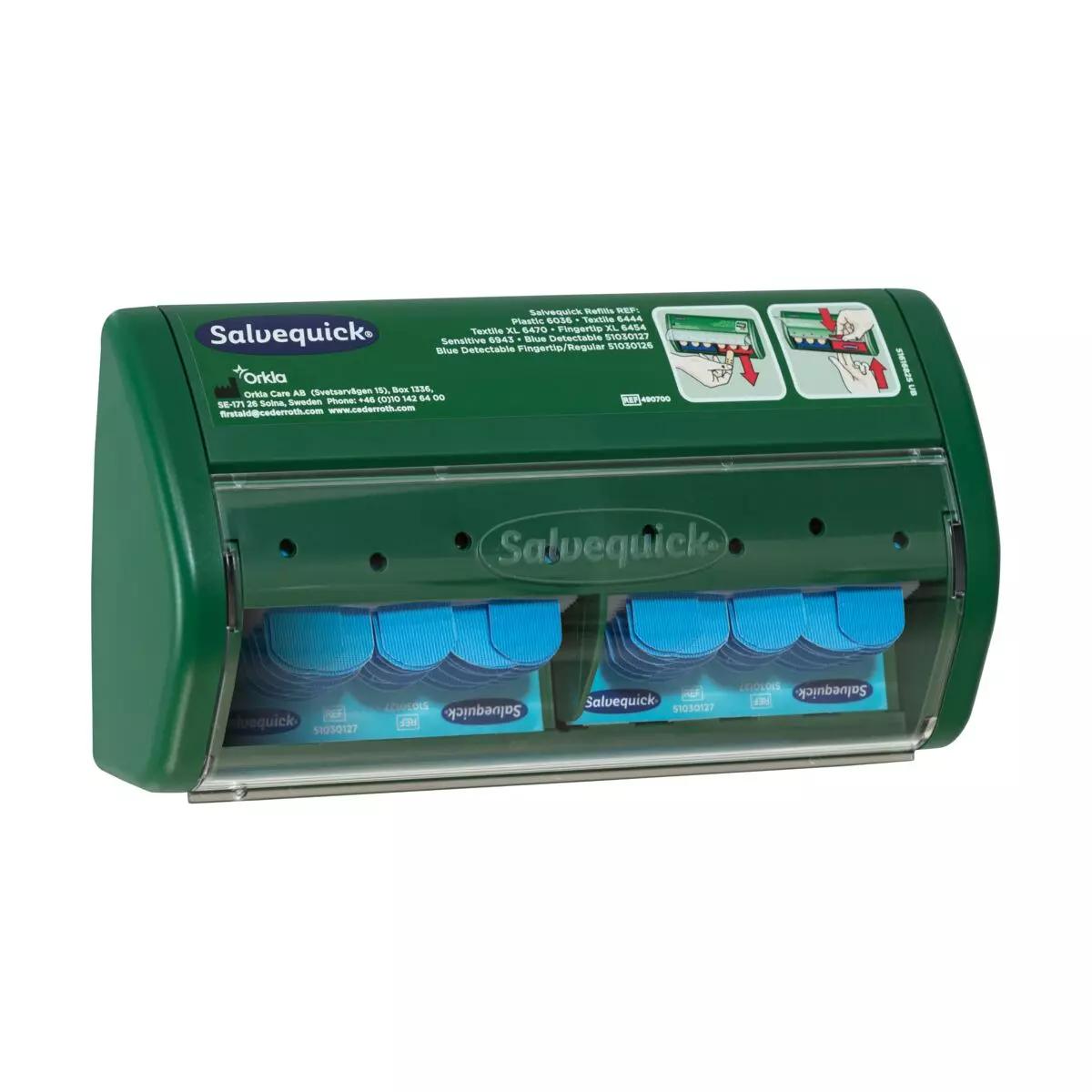 Salvequick® Sofortpflaster-Spender PRO, gefüllt, steht mit geöffnetem Deckel da und zeigt blaue, detektierbare Pflaster in zwei Reihen.
