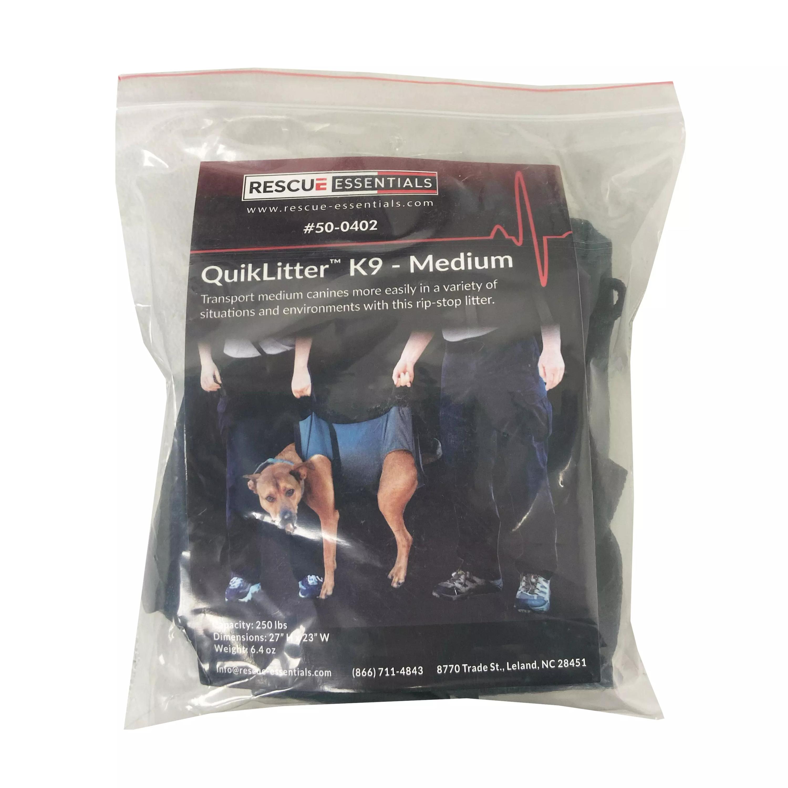 Ein transparenter Beutel mit Rescue Essentials K9 QuikLitter – Tragetuch für Diensthunde – Mittel aus strapazierfähigem Ripstop, leicht und kompakt, mit länglichen Beinlöchern.