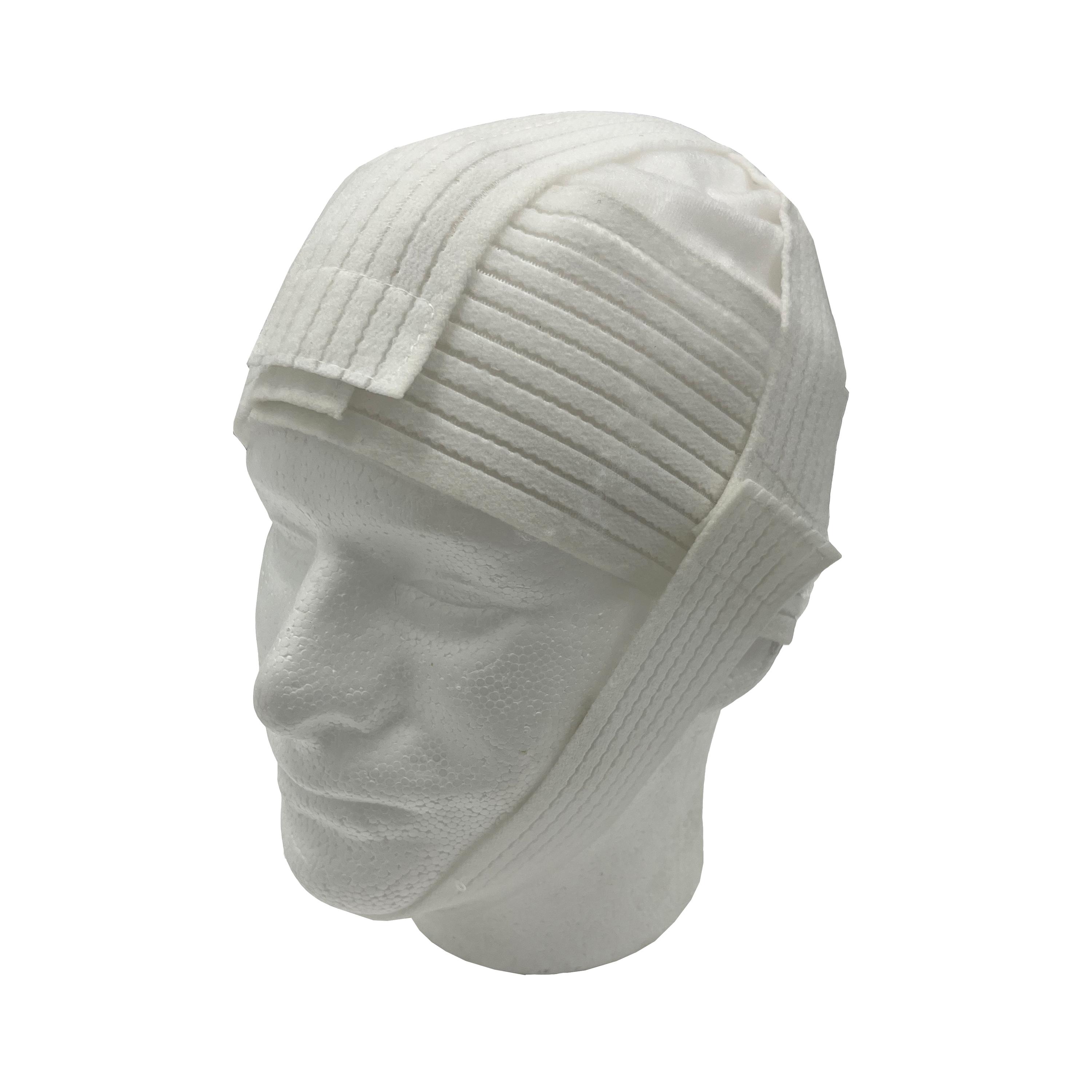 Rescue Essentials® Trauma Cap mit gerippter Oberfläche und umgeschlagenem Rand auf weißem Kopfmodell, Seitenansicht mit sichtbarem Gesicht und Hals.