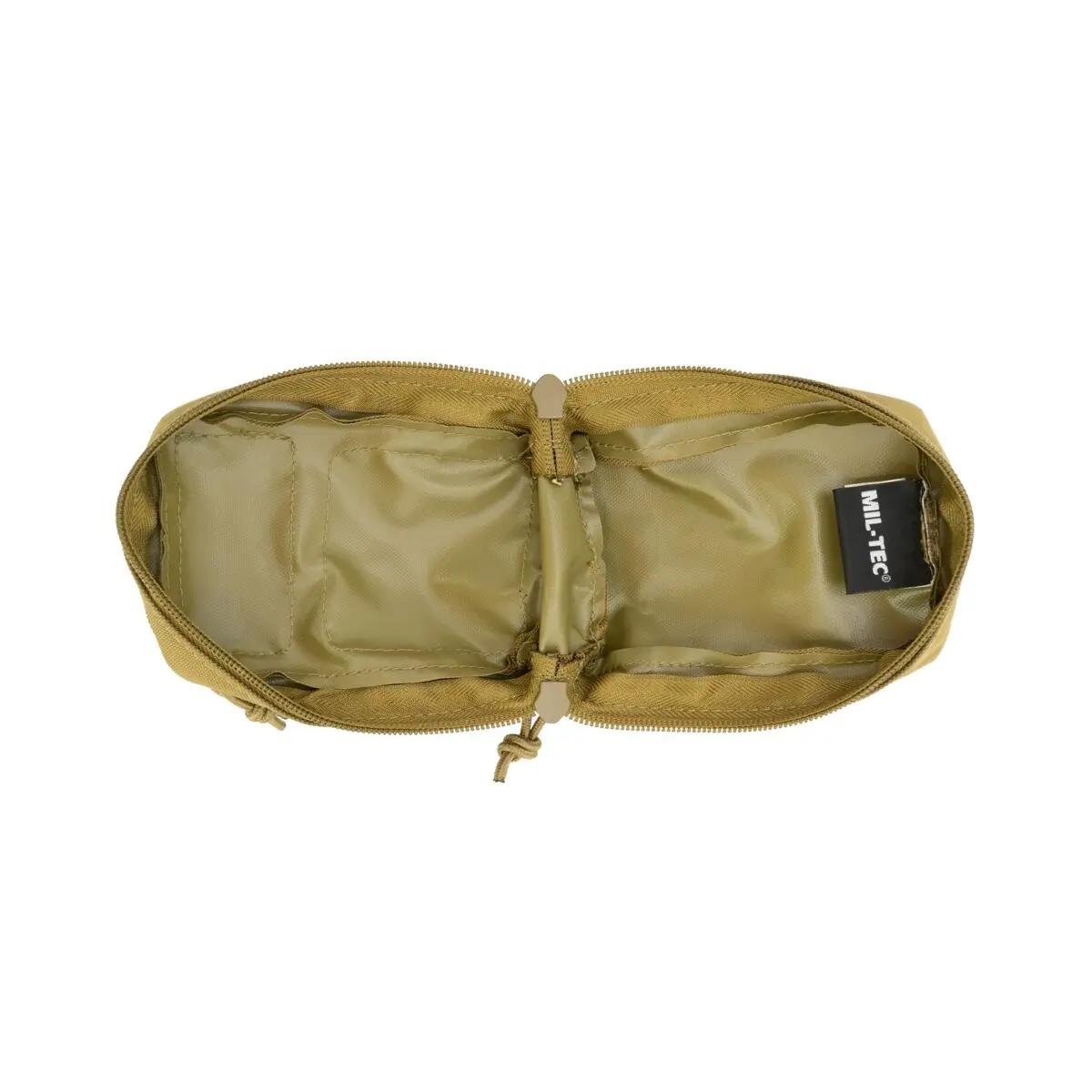 Ein geöffneter Schlüsselanhänger Assault Pack in Beige mit drei Reißverschlussfächern und sichtbarem MIL-TEC Label im Inneren.