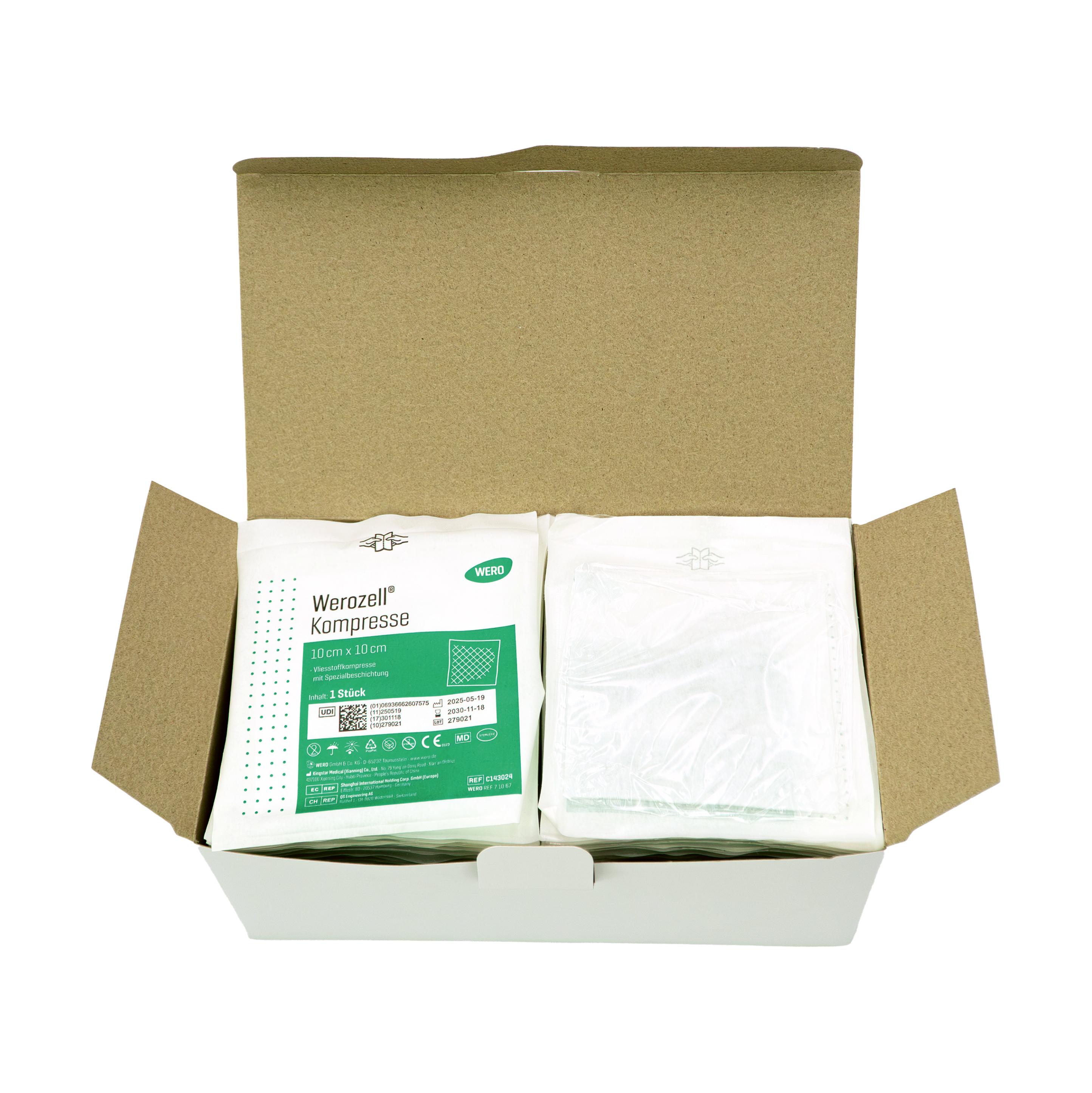Zwei einzeln eingesiegelte Werozell® Kompresse, steril - 100 Stk mit 10x10 cm Format aus Vlies und spezieller Beschichtung im Karton gezeigt.