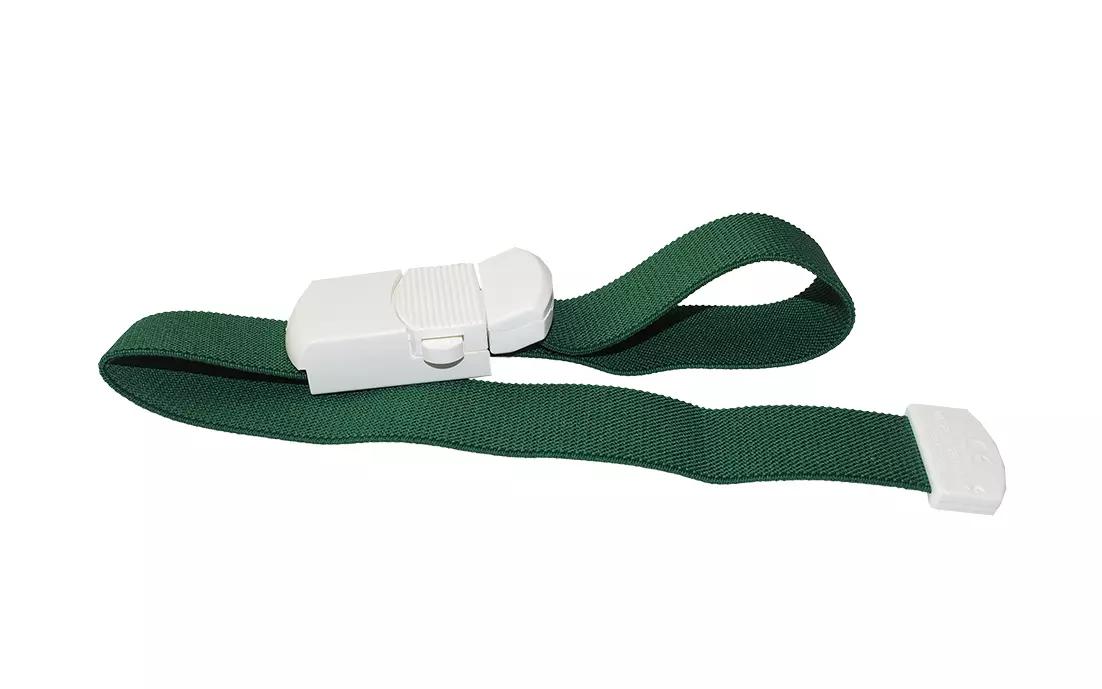 Grüner Venenstauer Jetpull® 2 mit weißem 2-Stufen-Sicherheitsverschluss, latexfrei, elastisches Band aufgewickelt auf weißem Untergrund