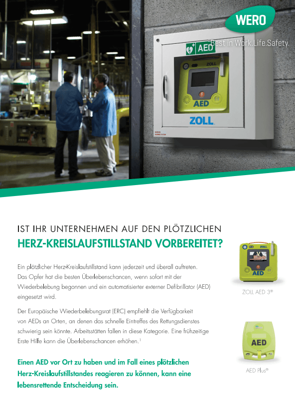 Zwei Männer prüfen einen Wand-Defibrillator in einer Fabrik, Informationen zu automatischen AEDs und gesetzlichen Anforderungen sind sichtbar.