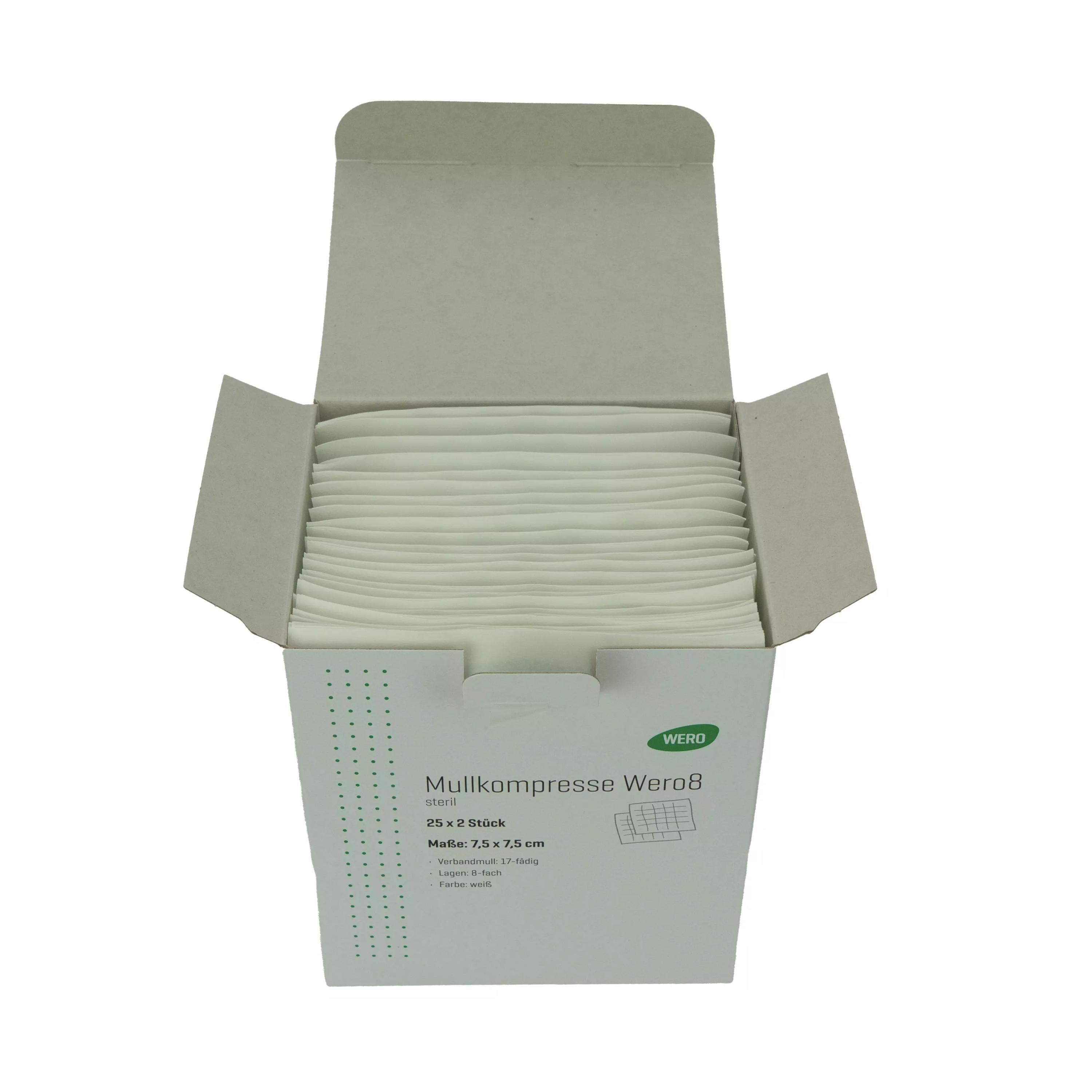 Weiße Mullkompresse Wero8, 7,5 x 7,5 cm, steril, aus 100 % Baumwolle, ordentlich gestapelt in geöffneter Verpackung mit grünem Label.
