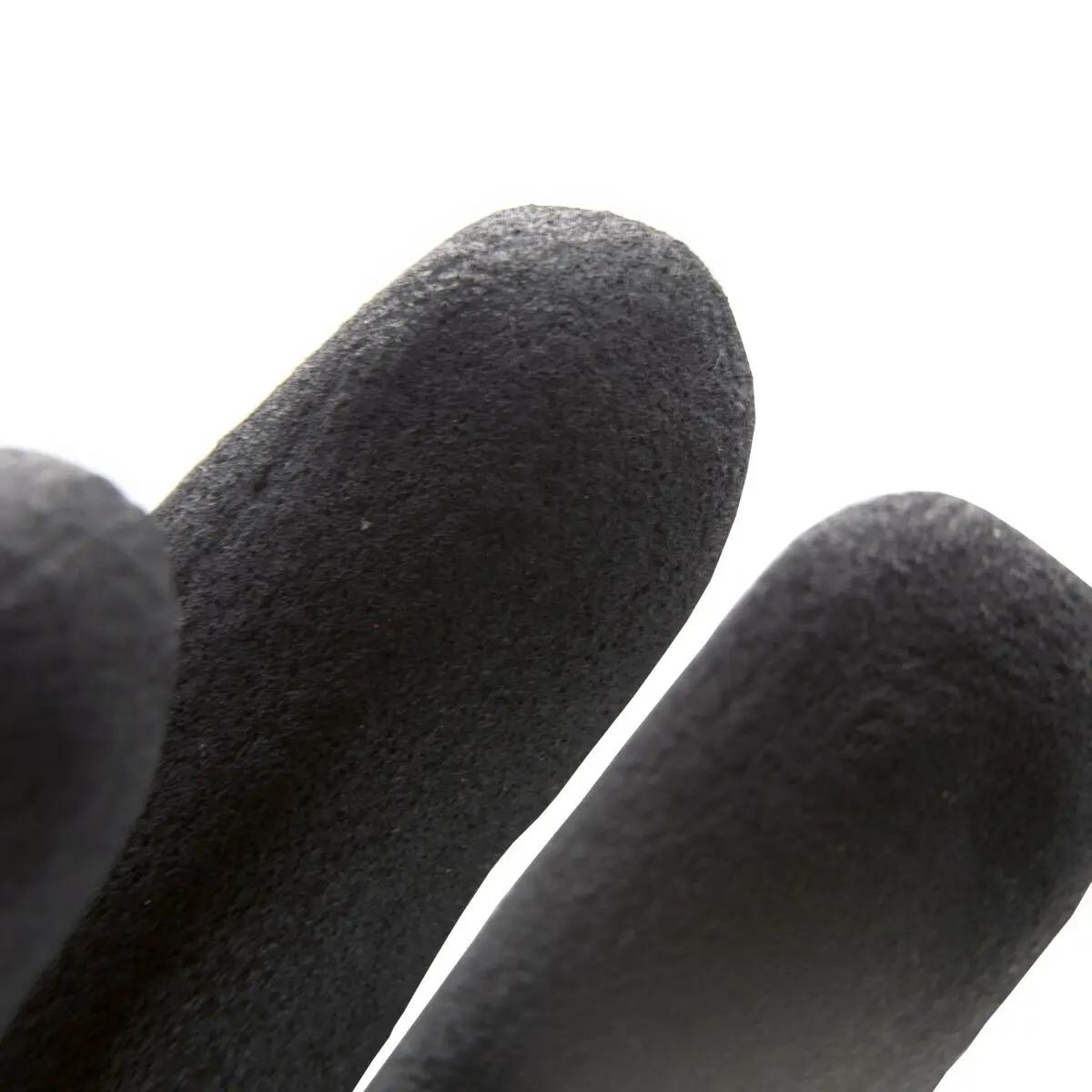 Zwei schwarze Montagehandschuhe WERO WorkStar aus Nitrilschaum mit griffiger, leicht texturierter Oberfläche liegen nebeneinander.