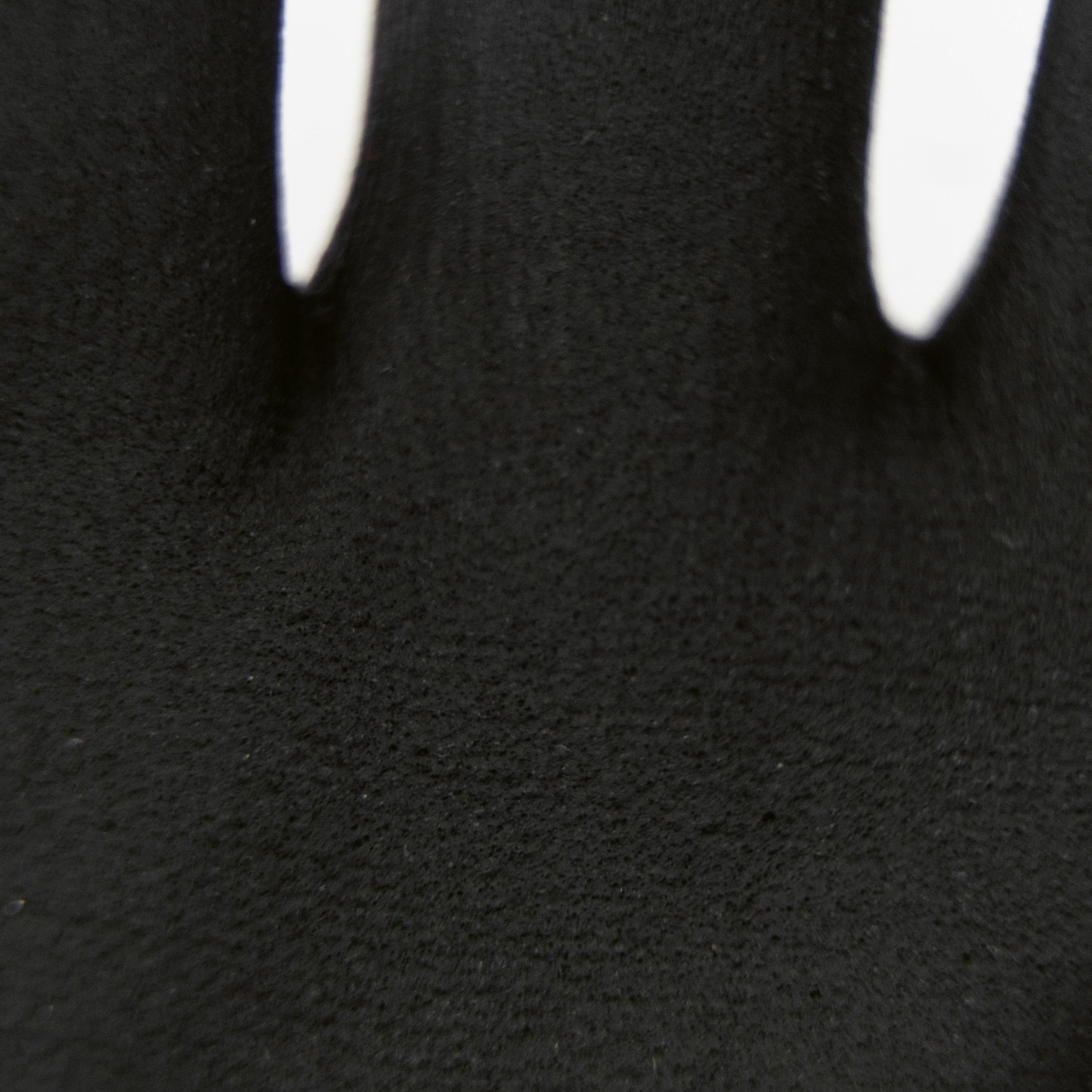 Zwei schwarze Montagehandschuhe WERO WorkStar aus Nitrilschaum mit griffiger, leicht texturierter Oberfläche liegen nebeneinander.