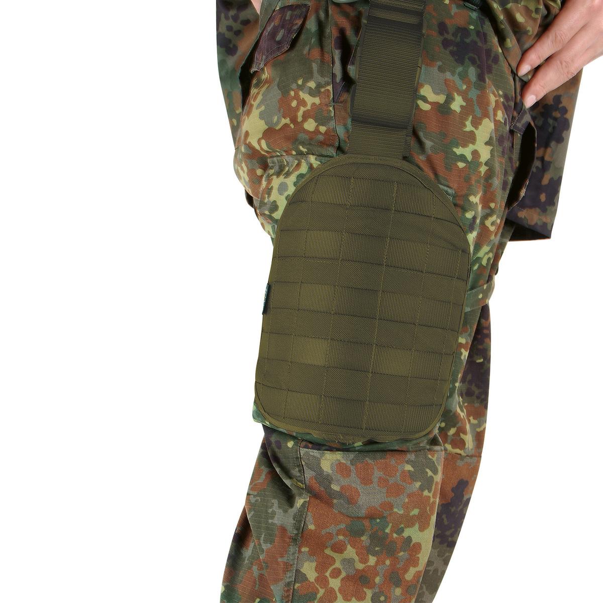 Tarnmuster-Oberschenkeltasche mit schwarzem Riemen an Camouflage-Hose, gefertigt aus robustem, grün-braunem Material.