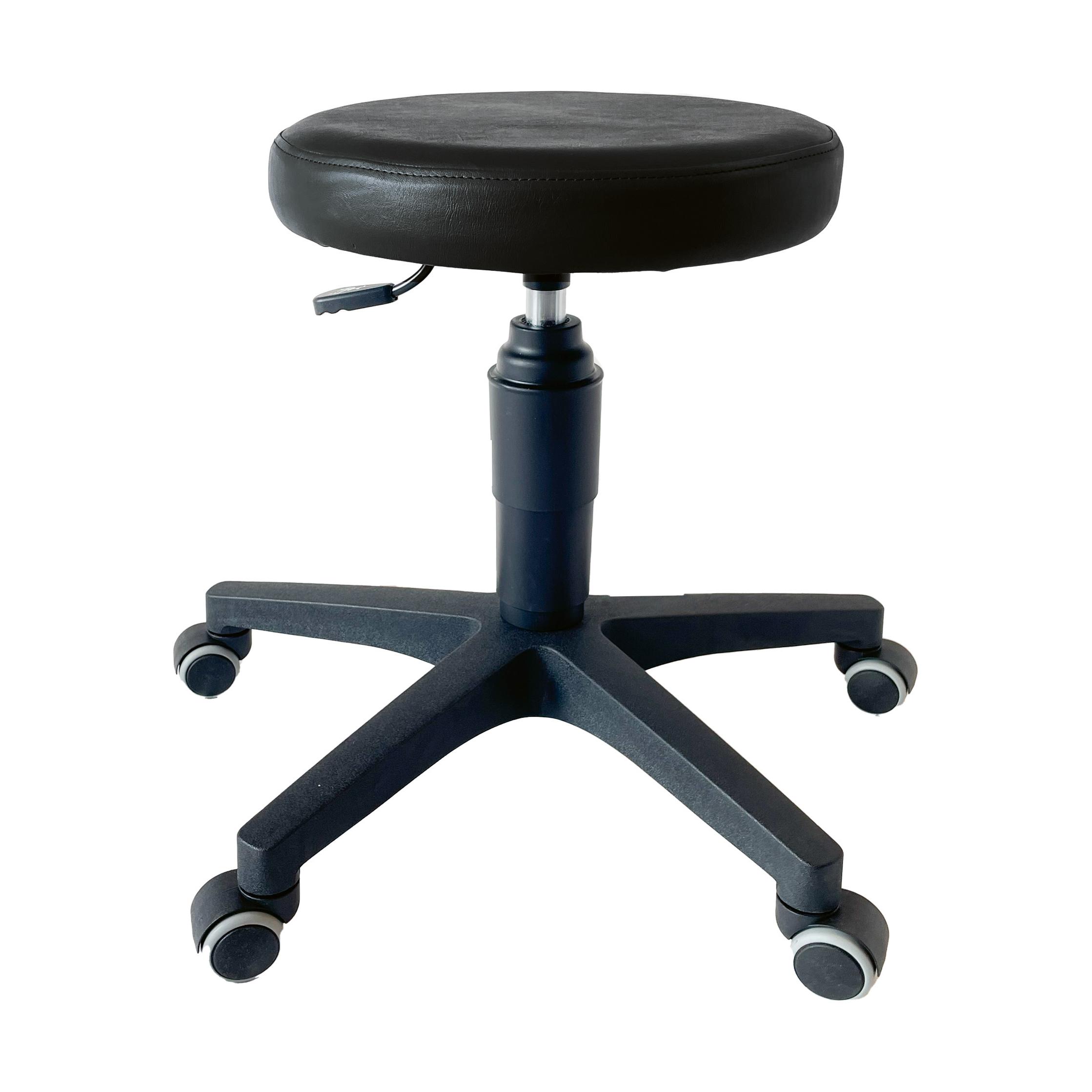 Ein schwarzer Drehhocker mit stabilem 5-Stern-Kunststofffußkreuz, Universalrollen und stufenlos höhenverstellbarem Sitz steht frei.