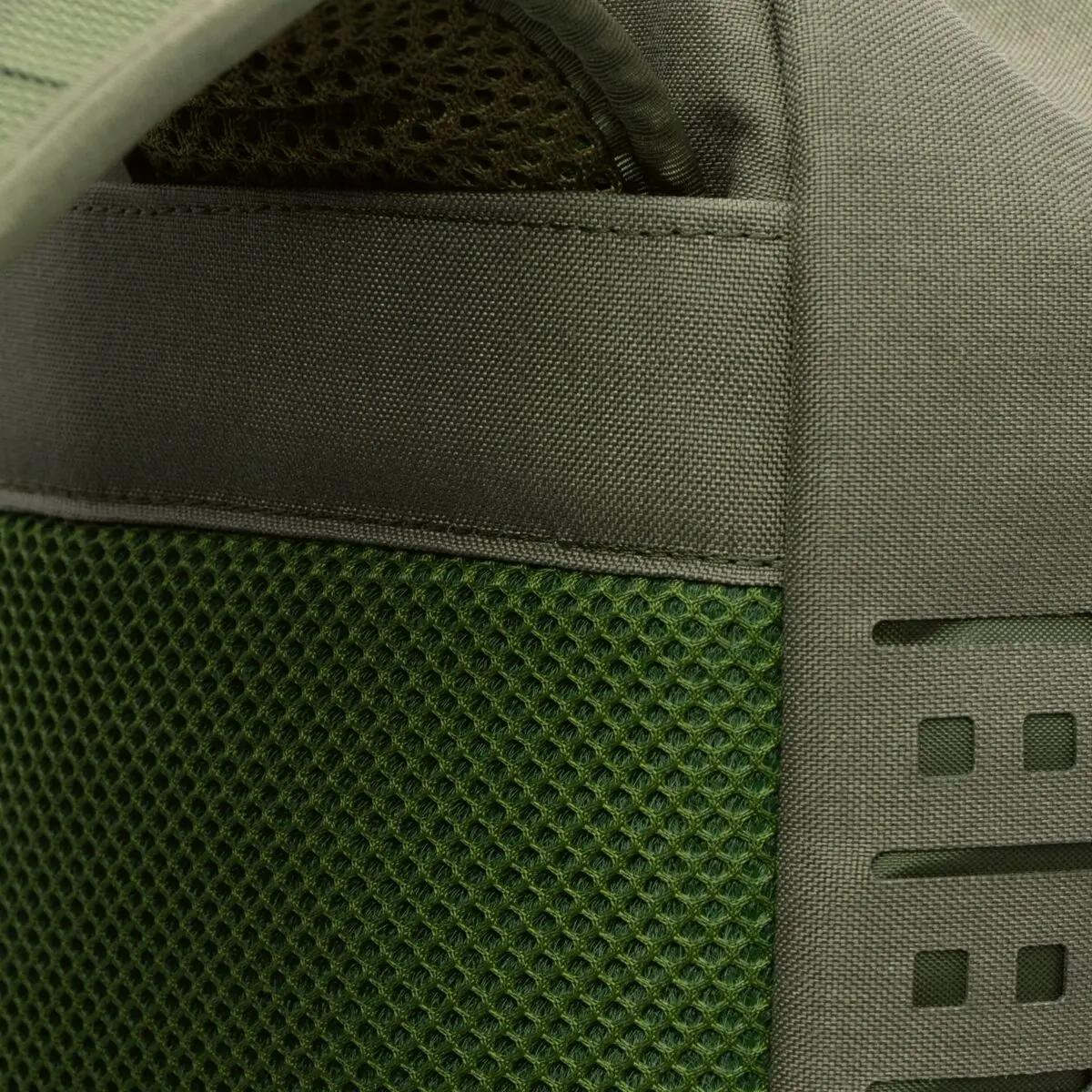 PARAMEDYK® Notfallrucksack - Oliv aus robustem CORDURA mit gepolsterter Rückseite und atmungsaktiver Mesh-Seitentasche, Detailansicht der Materialien.