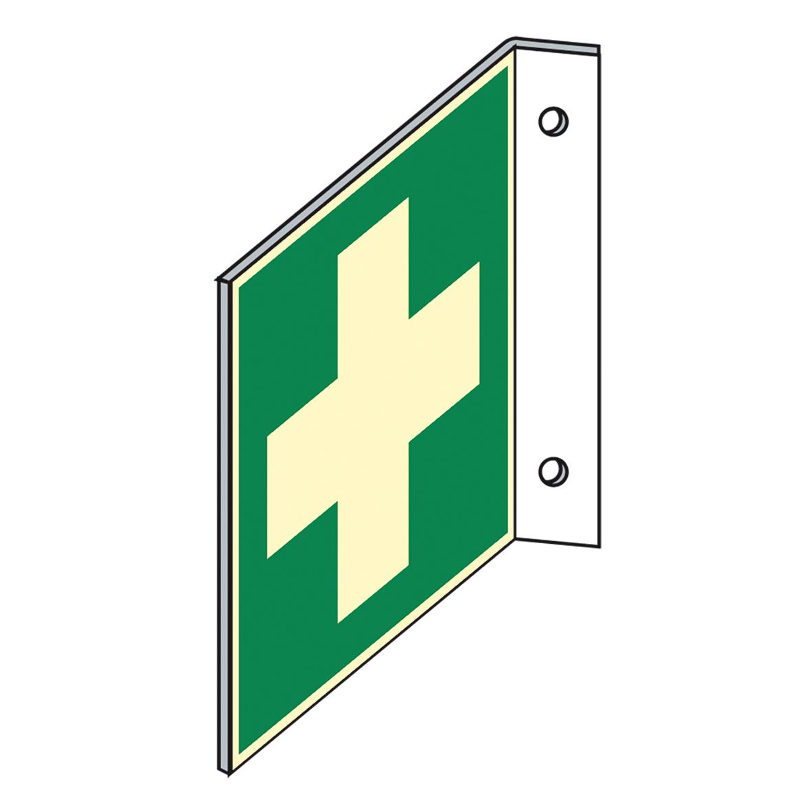 Ein beleuchtetes Rettungszeichen - Erste Hilfe - Fahne mit grünem Hintergrund und cremefarbenem Kreuz ist seitlich an einer weißen Wand montiert.