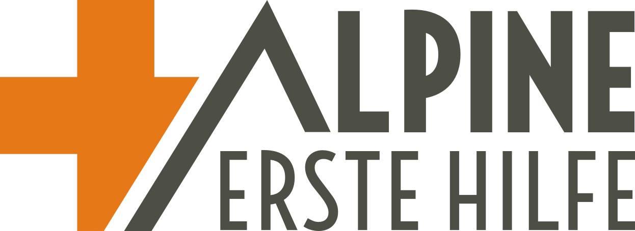Logo Alpine Erste Hilfe in schwarzen Lettern auf weißem Grund mit orangefarbenem Kreuz.