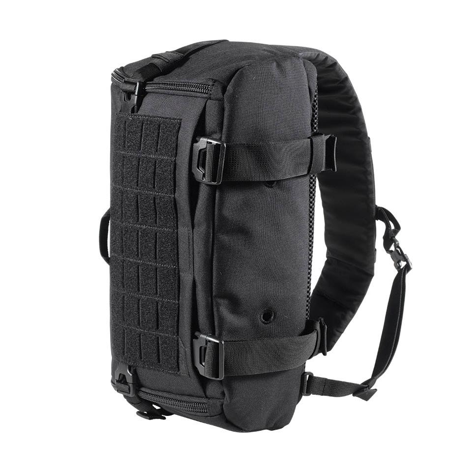 5.11 UCR SLINGPACK mit quer laufendem Sicherheitsgurt, mehreren Innenfächern mit Gummizügen und integrierter Netztasche, aufrecht stehend
