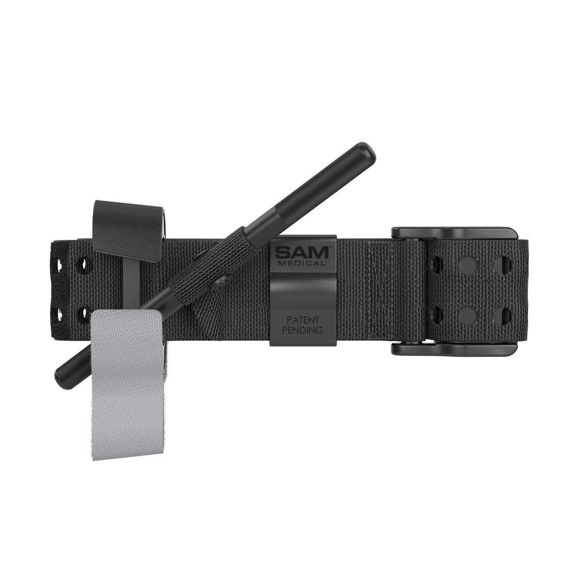 Taktische SAM Medical Schiene mit grauem Gurt, schwarzer Schließe, Befestigungslöchern und sichtbarem Logo.