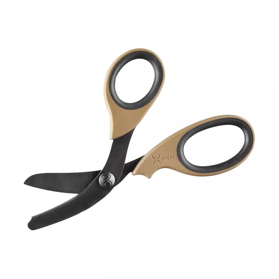 Traumaschere XSHEAR® - Braun mit gehärteten, schwarz beschichteten Edelstahlklingen, stumpfer Spitze und abgerundeten, ergonomischen Griffen.