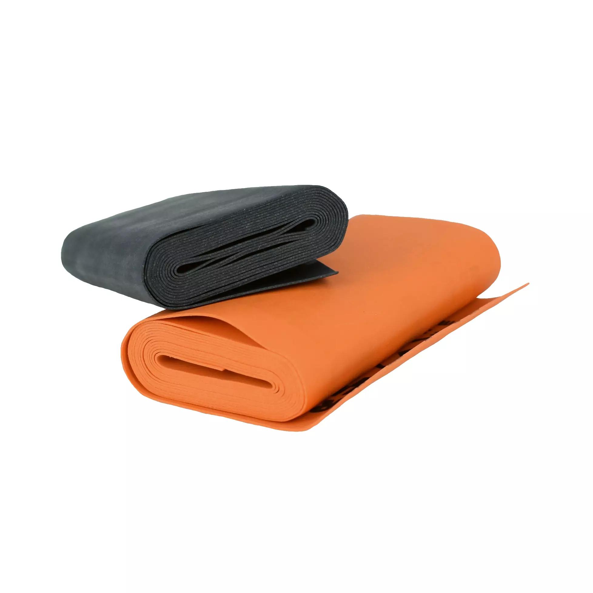Zwei unterschiedlich große Rollen Tourniquet SWAT - T - Orange, flexibel, eine schwarz, eine orange, liegen übereinander mit glatter, matter Oberfläche.