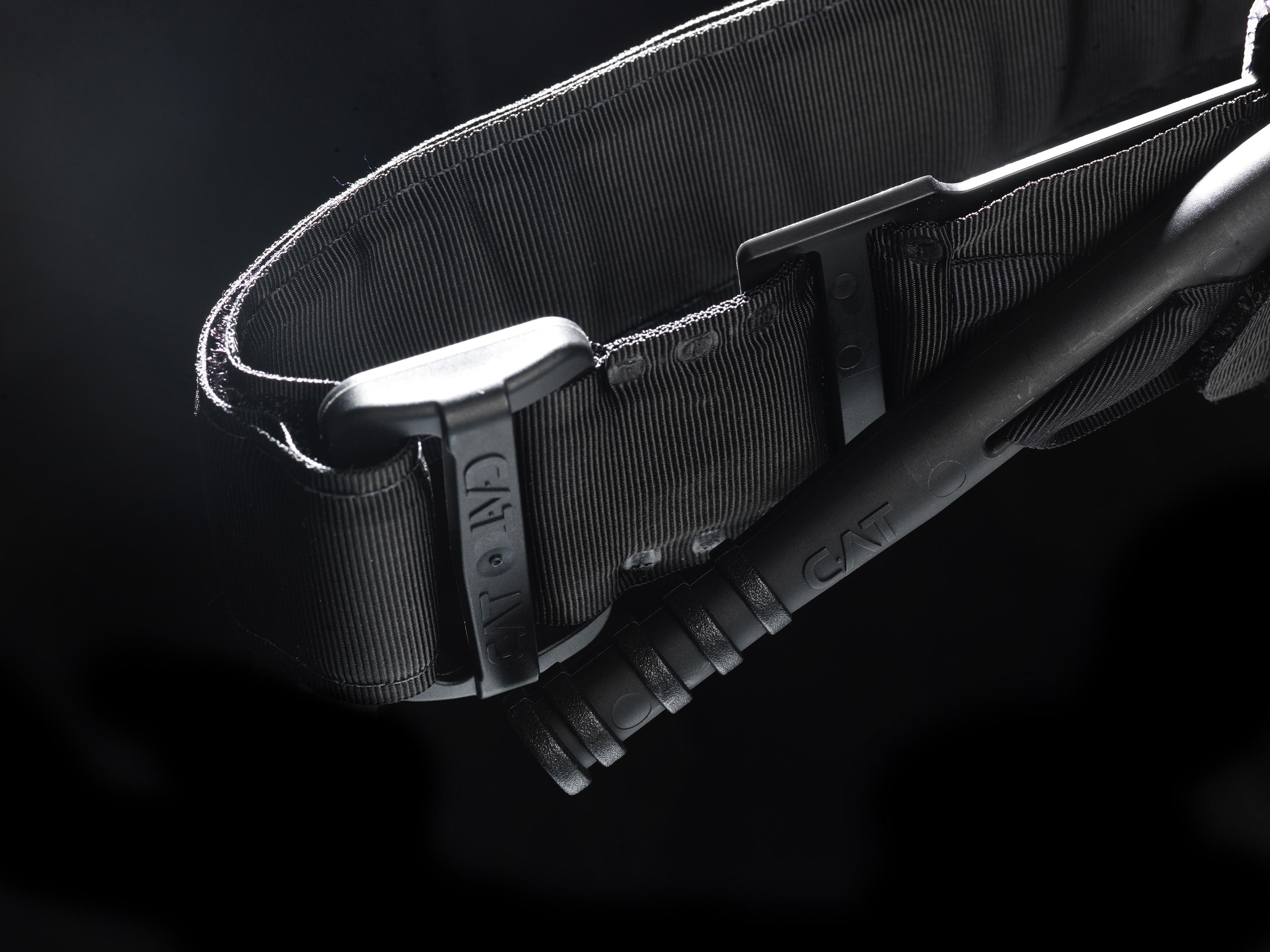 Combat Application Tourniquet® (CAT®), das ORIGINAL – Schwarz mit verstellbarem Gurt, robustem, ergonomischem Knebel und Windesystem aus Nylon.