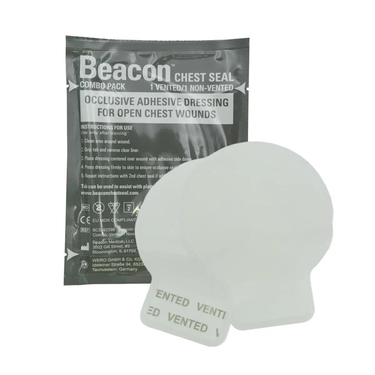 Verpackung des Beacon™ Chest Seal Combo - Kombination mit Aufdruck und weißer Kartonabdeckung, geeignet zur Abdichtung offener Brustwunden, enthält 1 vented und 1 non-vented Seal.