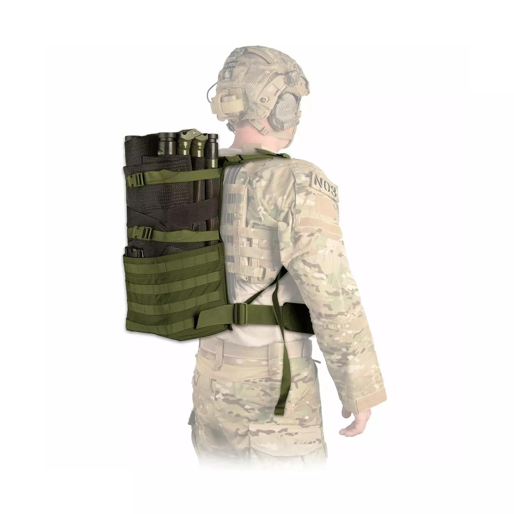 Ein grüner Ausrüstungsrucksack mit Gurten, Schnallen und zylindrischen Objekten auf dem oberen Teil, getragen von einer Person in Tarnuniform.