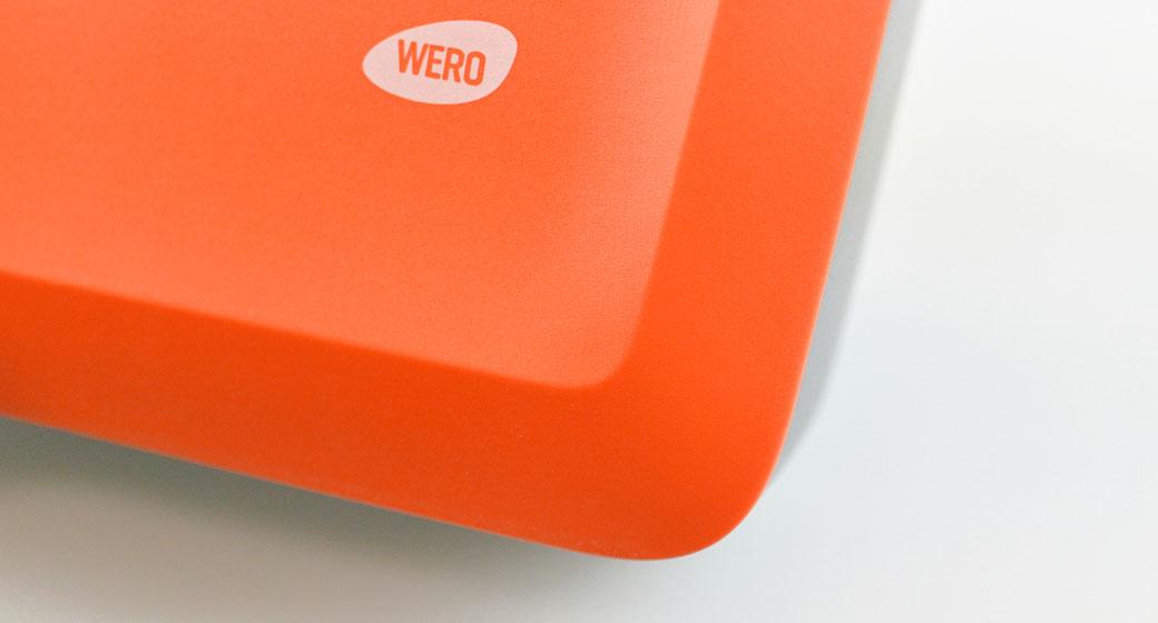 Orangefarbenes Rechteck mit weißem WERO Logo in Kreisform